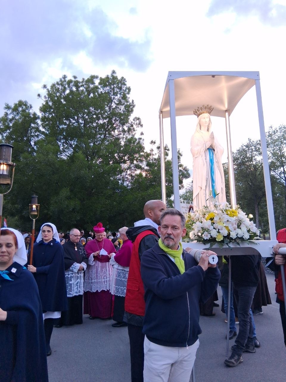 240 Pilgerinnen und Pilger aus dem Erzbistum Paderborn erlebten bei der Lourdeswallfahrt der Malteser vom 11. bis 18. Mai 2026 Tage des Glaubens, der Gemeinschaft und der Hoffnung. Zum Programm gehörten Gottesdienste, Gebete an der Grotte von Massabielle, die Lichterprozession sowie besondere Begegnungen mit kranken und behinderten Menschen.