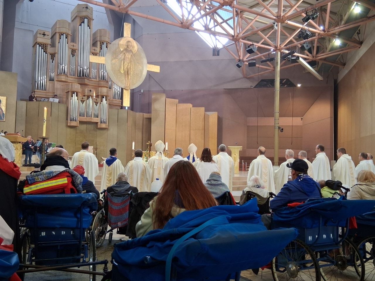240 Pilgerinnen und Pilger aus dem Erzbistum Paderborn erlebten bei der Lourdeswallfahrt der Malteser vom 11. bis 18. Mai 2026 Tage des Glaubens, der Gemeinschaft und der Hoffnung. Zum Programm gehörten Gottesdienste, Gebete an der Grotte von Massabielle, die Lichterprozession sowie besondere Begegnungen mit kranken und behinderten Menschen.