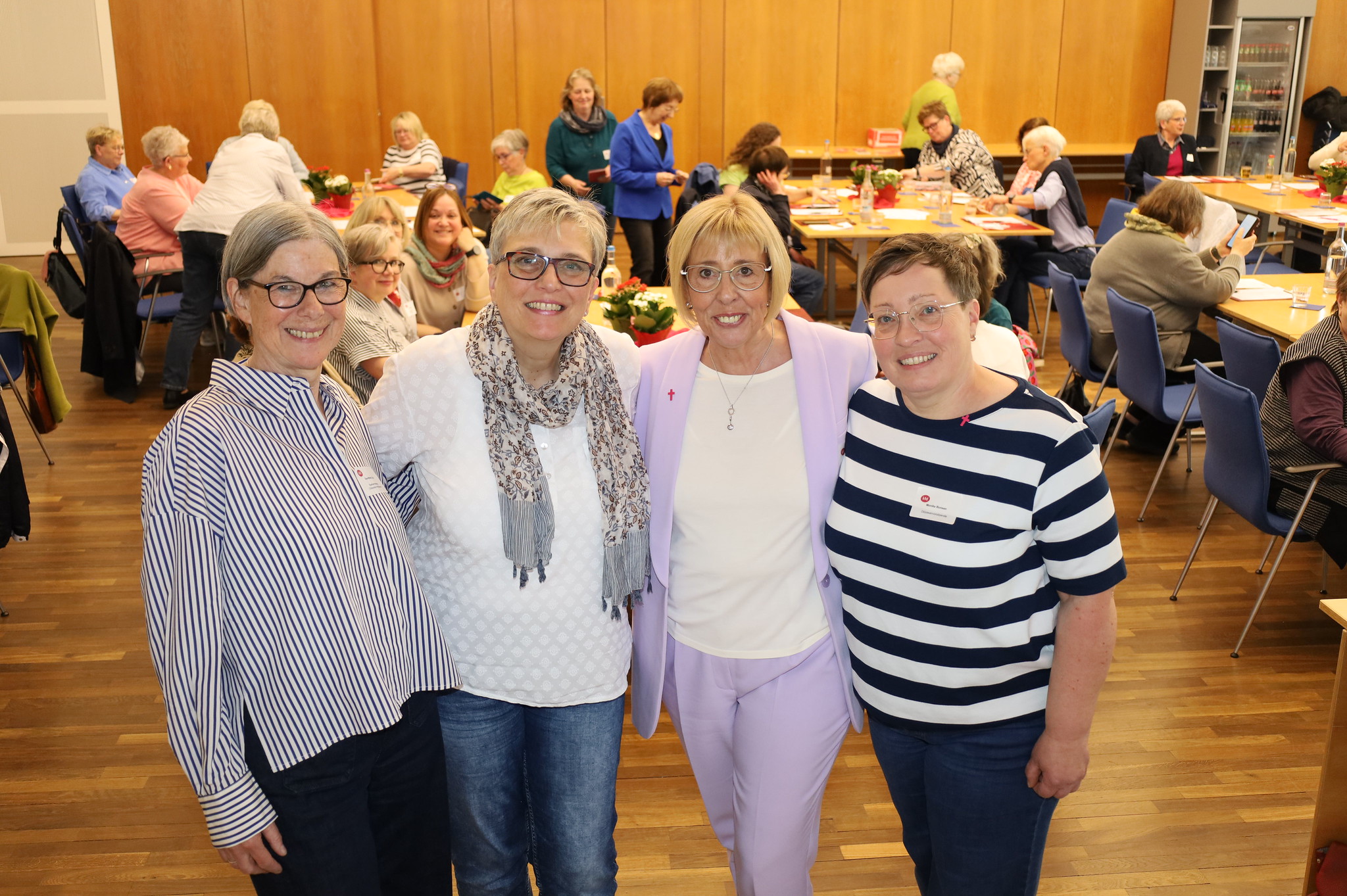 Manuela Horst (2.v.li.) ist die neue Geschäftsführerin des kfd-Diözesanverbands Paderborn. Mit den Diözesanvorsitzenden (v.l.) Dorothea Lüke, Gabriele Kaufhold und Monika Bunsen freut sie sich über das Kennenlernen vieler kfd-Frauen beim Delegierten-Treffen.