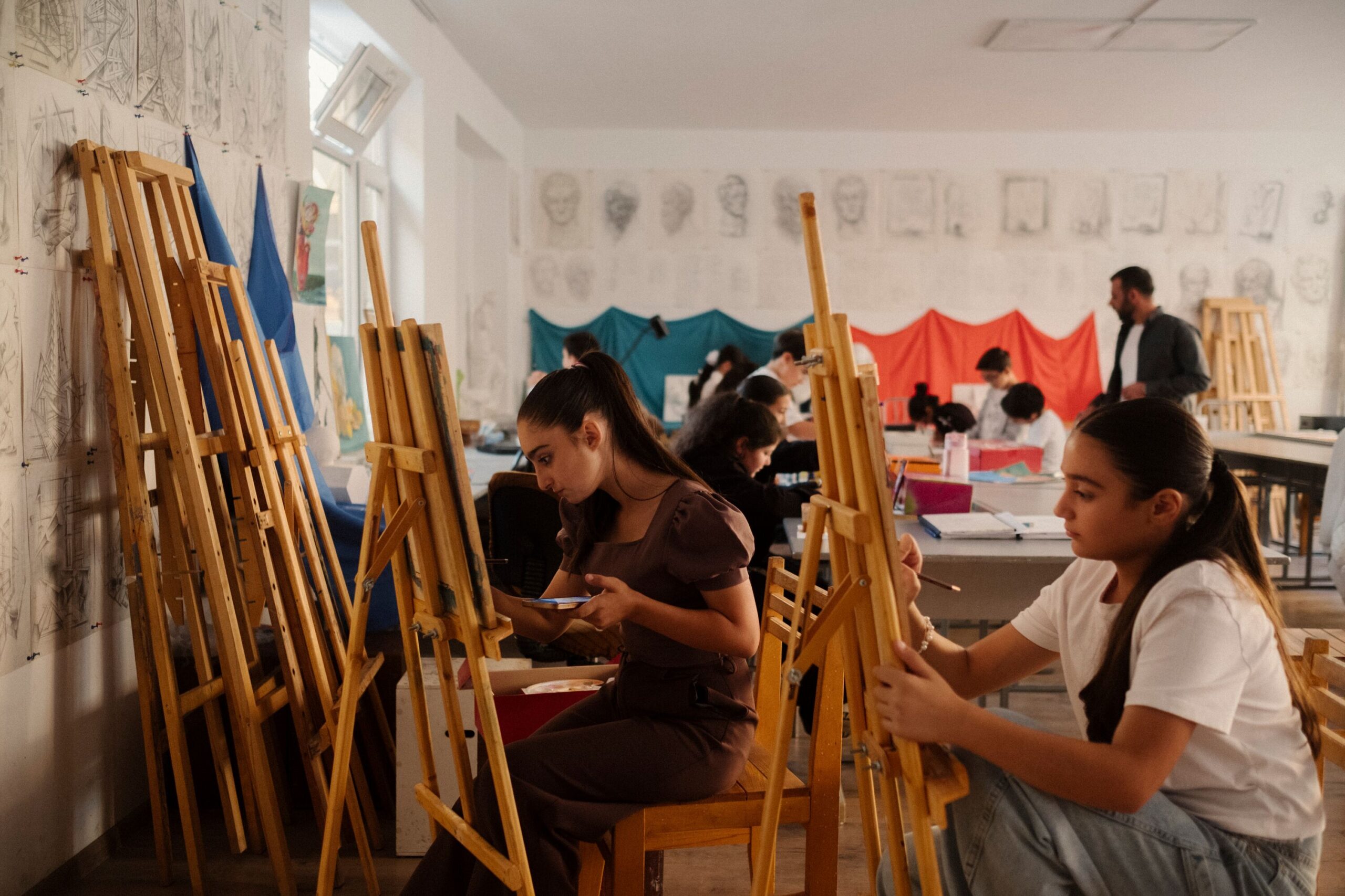 Junge Menschen nehmen in Yeghegnadzor an einem Malangebot der Community Development NGO teil.
