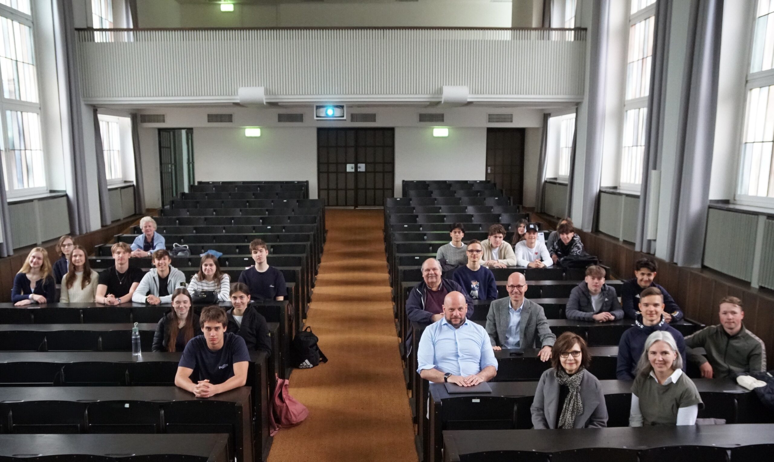 Angeregte Diskussion über Künstliche Intelligenz und das Christentum im Verhältnis zu den anderen Weltreligionen
