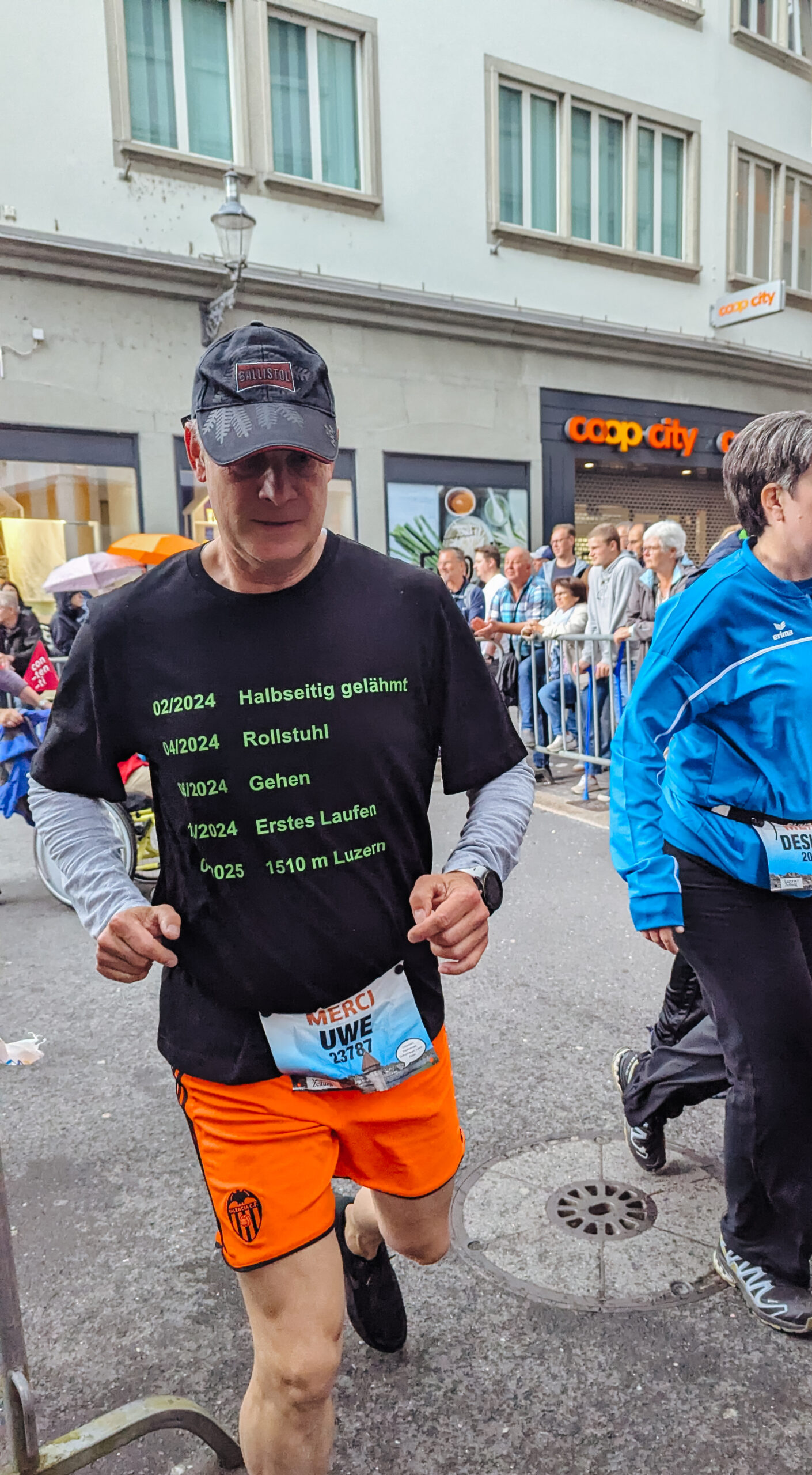 Ein Mann mit schwarzemT-Shirt und Kappe am joggen