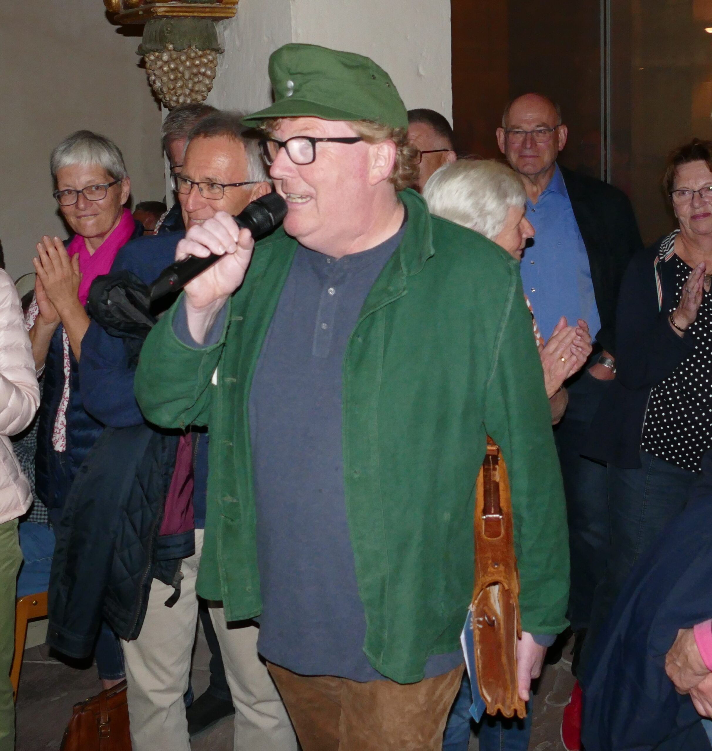 Landsatiriker Udo Reineke beim Kirchenkabarett im September 2023 in Corvey: Durch den Mittelgang ist er plaudernd in die ehemalige Abteikirche eingezogen und hatte sofort die Lacher auf seiner Seite.