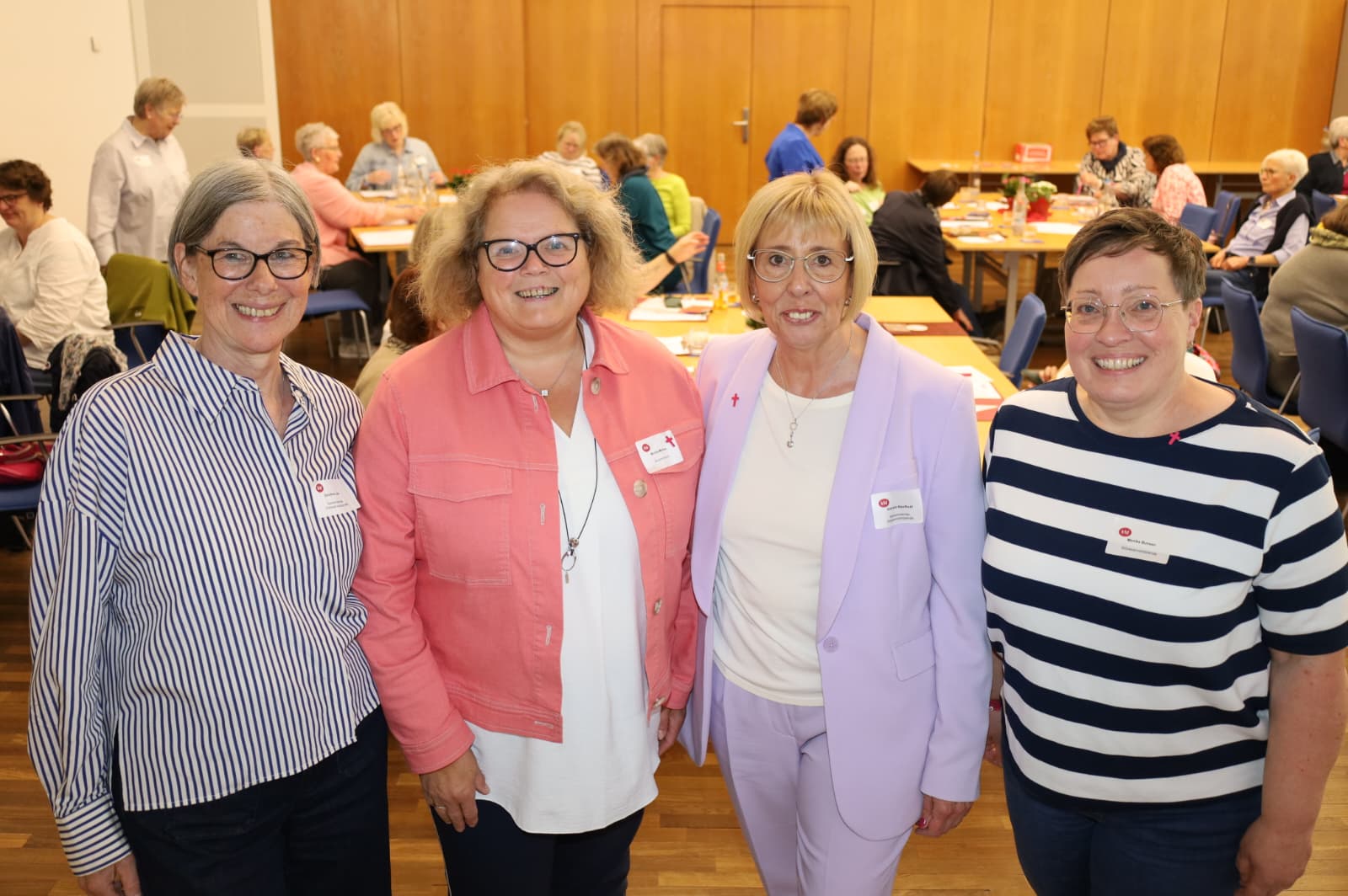 Ehrengast der kfd-Diözesanversammlung ist Monika Mertens vom Bundesverband (2.v.li.). Mit den Diözesanvorsitzenden (v.l.) Dorothea Lüke, Gabriele Kaufhold und Monika Bunsen sowie 60 Delegierten diskutiert sie über verlässliche kfd-Orte in den zukünftigen 21 Seelsor-geräumen.