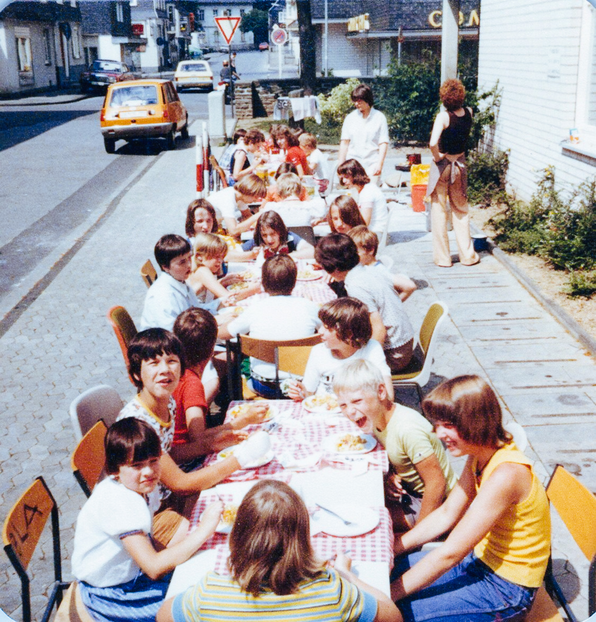OT Olpe - Ferienaktion 1978: Kinder sitzen draußen am Tisch