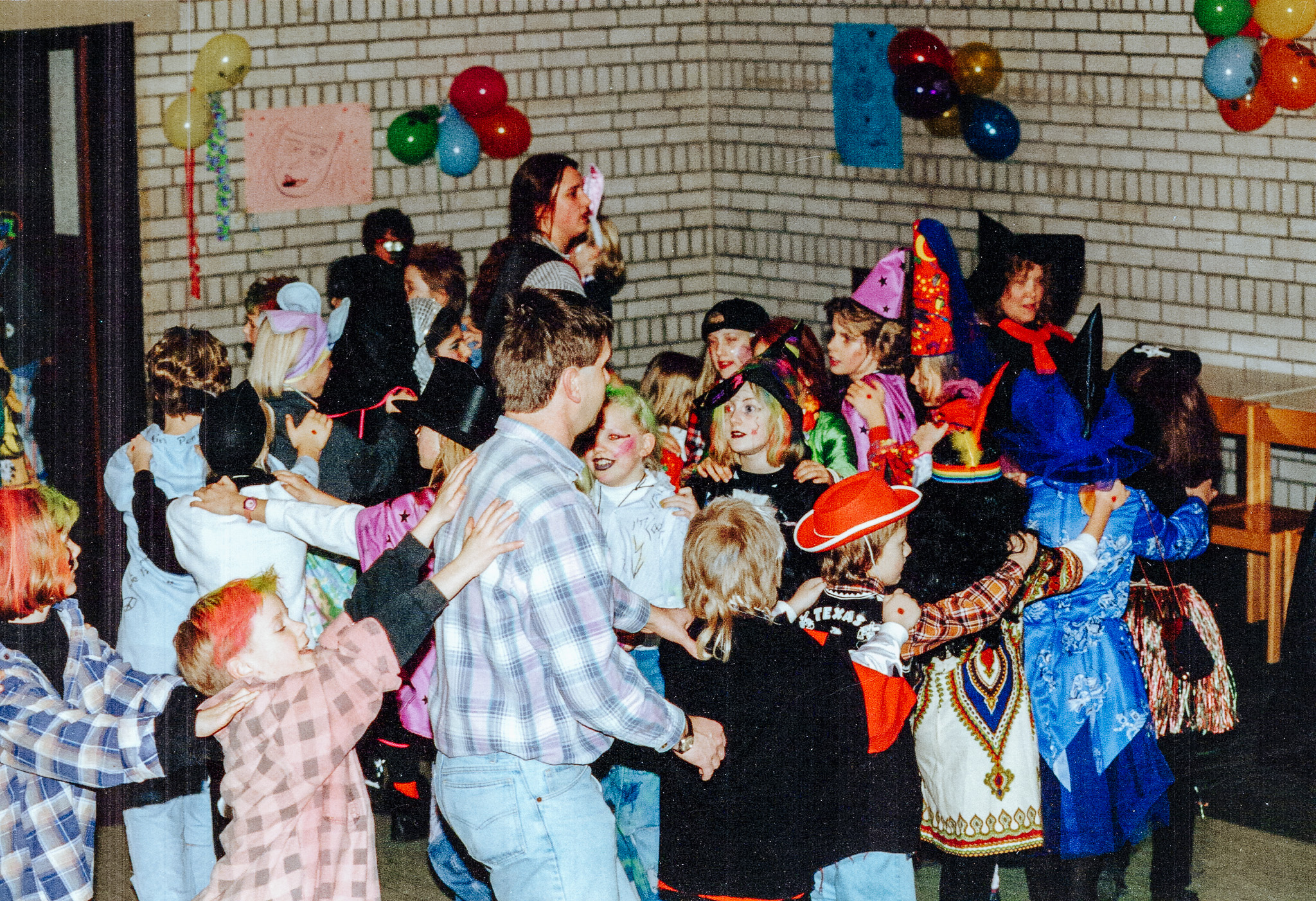 Tanzende Kinder und Erwachsene: Foto vom 25-jährigen Jubiläum.