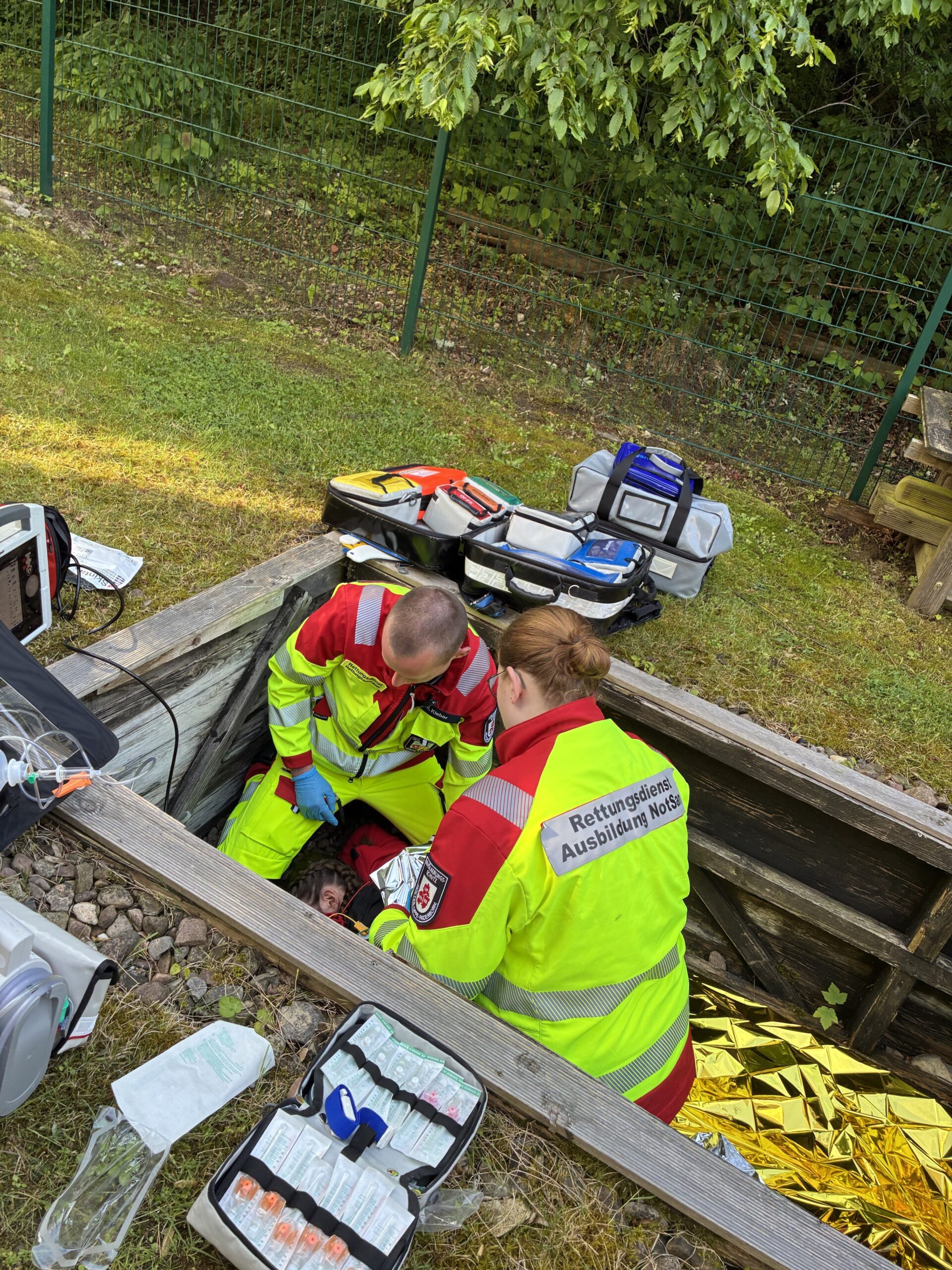 2. Outdoor-Simulation: Der Patient musste in einer Grube erstversorgt werden.