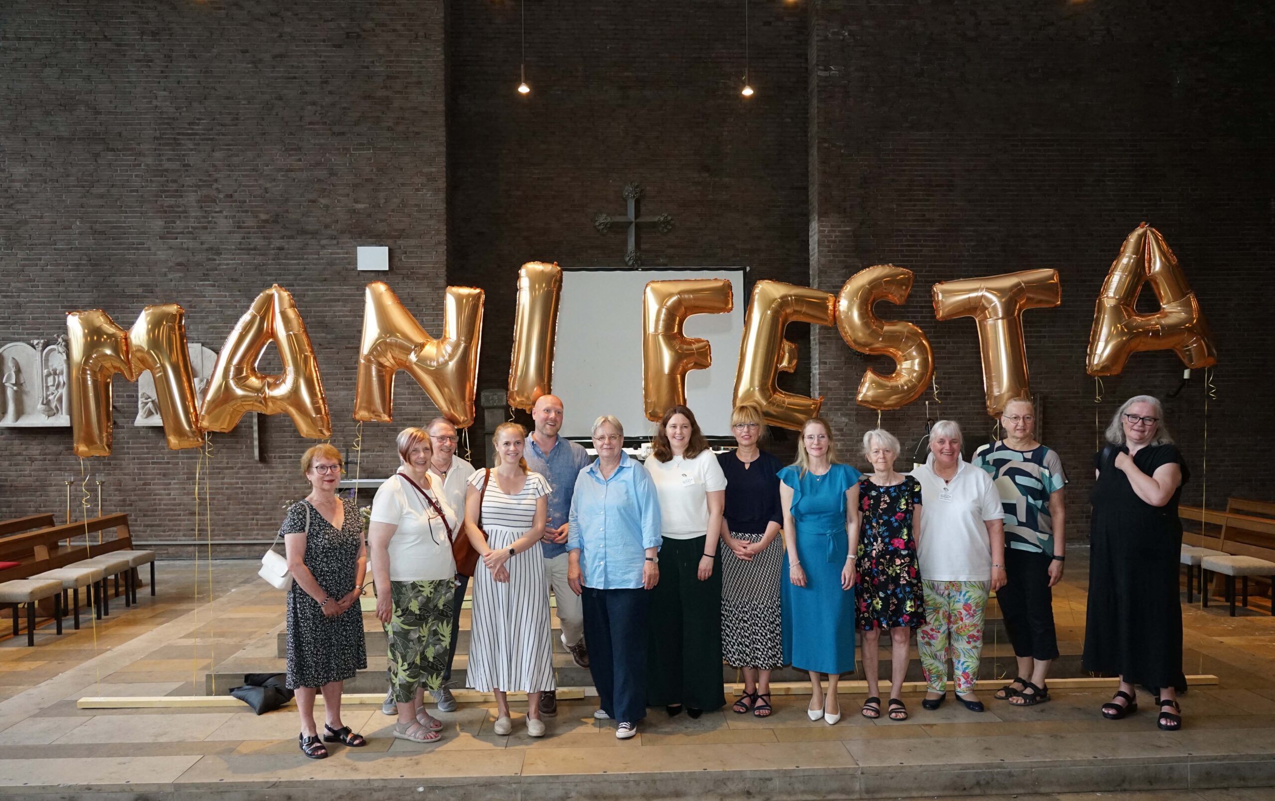 Zahlreiche Ehrenamtliche und Mitwirkende nahmen am Sonntag an der Eröffnung von Projekt und Ausstellung zur Manifesta 16 Ruhr + in der Kirche St. Martin in Dortmund teil. Foto: Michael Bodin / Erzbistum Paderborn