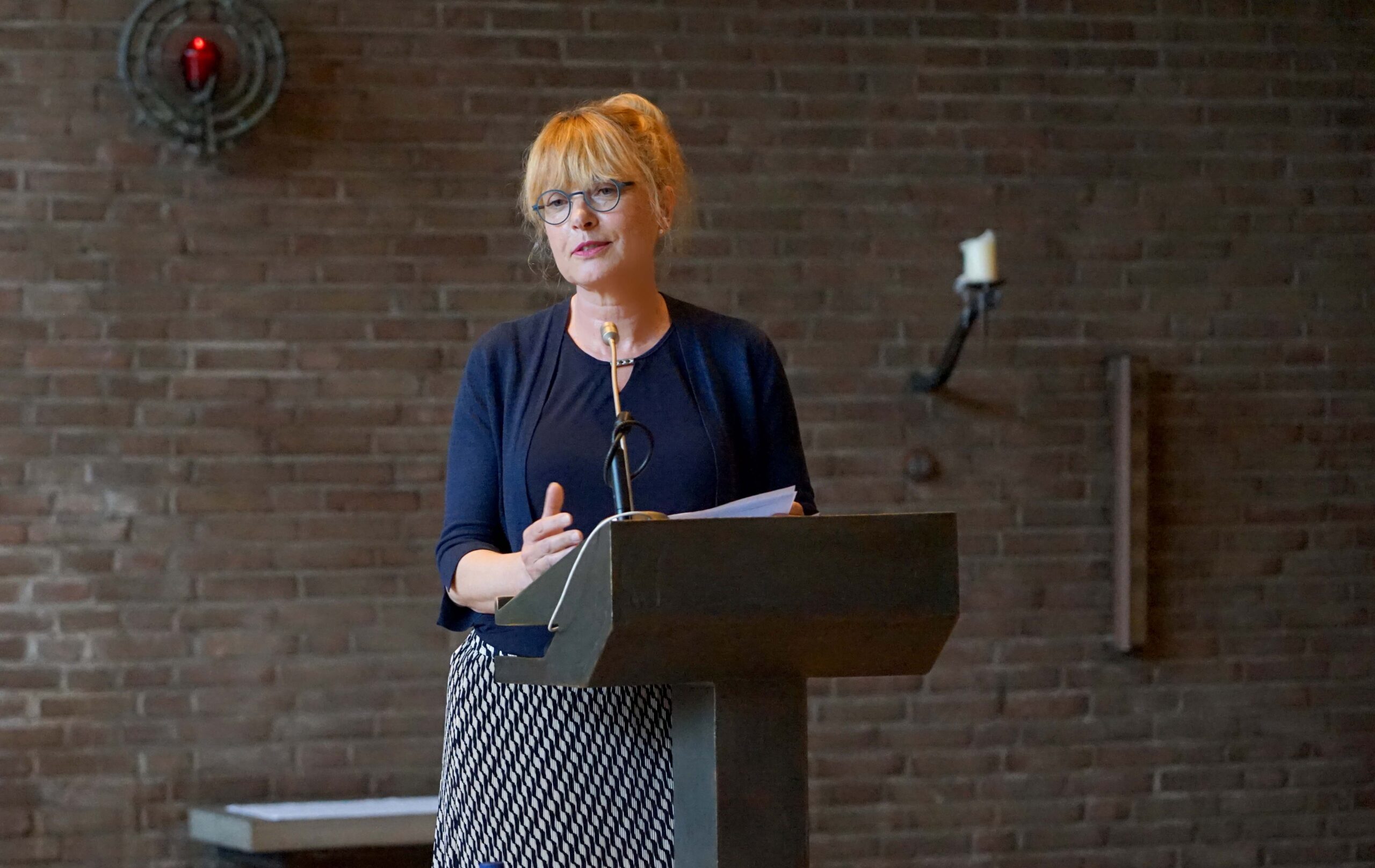 Diözesanbaumeisterin Carmen Matery-Meding überbrachte die Grüße von Erzbischof Dr. Udo Markus Bentz und würdigte das präsentierte Projekt als „ein Labor für die Zukunft“. Foto: Michael Bodin / Erzbistum Paderborn