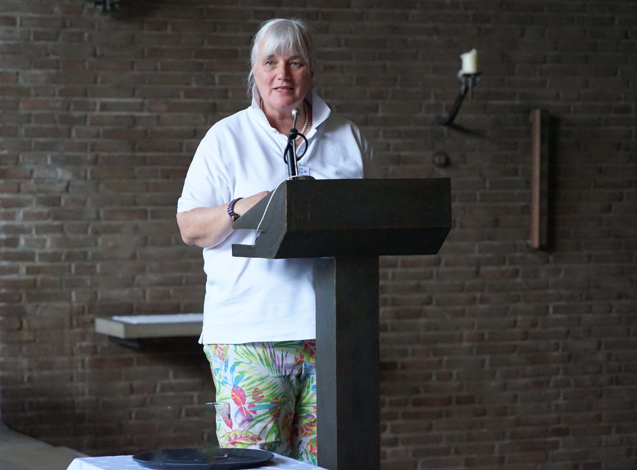 Dr. Bettina Heine-Hippler, Denkmalpflegerin beim Landschaftsverband Westfalen-Lippe (LWL) und ehrenamtlich im Kirchenvorstand von St. Martin, erläuterte, wie das Projekt zur Manifesta Ruhr an das Konzept der Gartenstadt Dortmund anknüpft. Foto: Michael Bodin / Erzbistum Paderborn