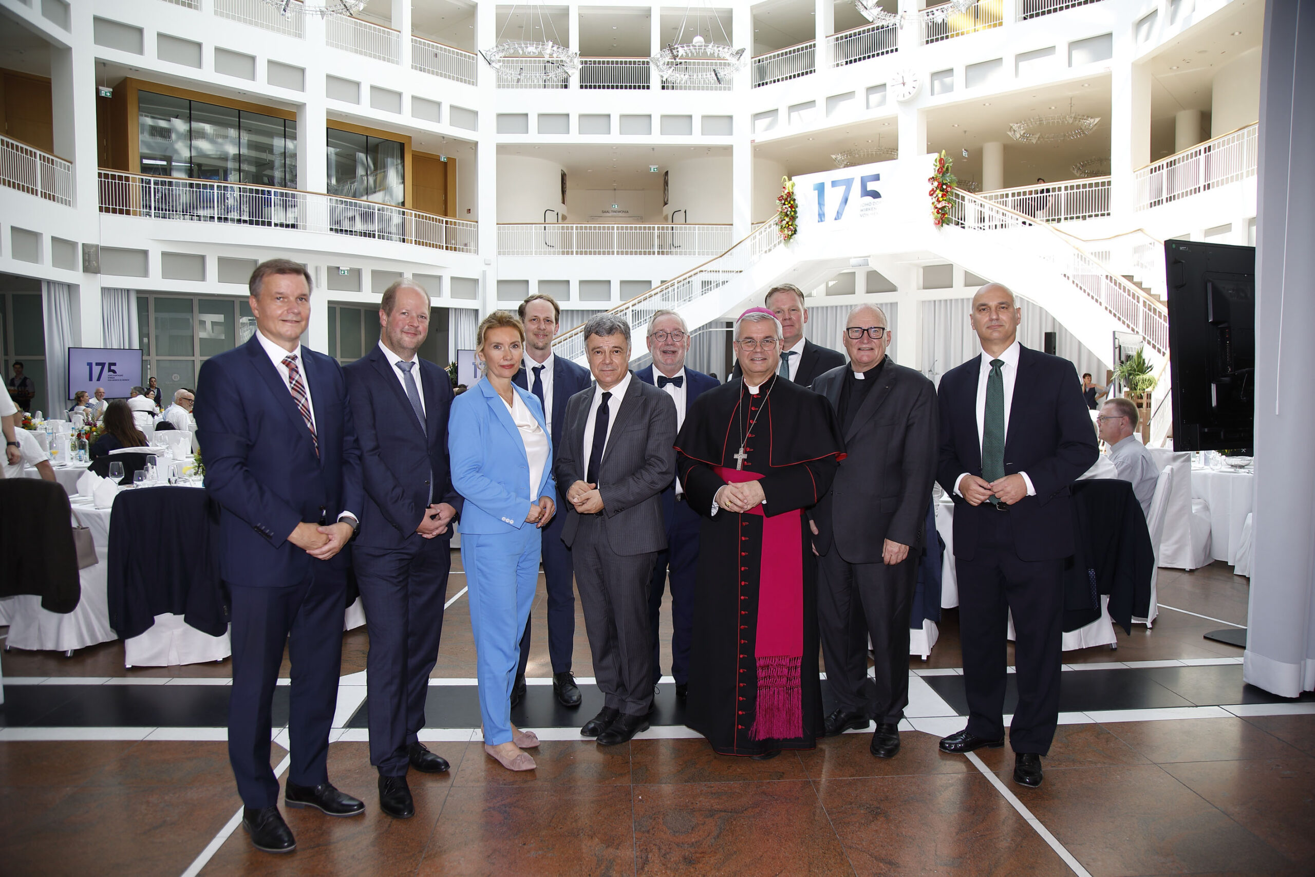 Anlässlich des 175-jährigen Jubiläums des St. Johannes Hospitals Dortmund kamen Vertreterinnen und Vertreter aus Kirche, Politik und Gesundheitswesen zusammen. Zu sehen sind (v. l. n. r. bzw. entsprechend der Bildreihenfolge): Christoph Rzisnik (CFO Kath. St. Paulus Gesellschaft), Henning Eichhorst (CEO Kath. St. Paulus Gesellschaft), Ljubica Flasche (Geschäftsführung SJG St. Paulus GmbH), Michael Greiner (Geschäftsführung SJG St. Paulus GmbH), Prof. Dr. Giovanni Maio (Universität Freiburg), Prof. Dr. Martin Rehborn (Aufsichtsrat Kath. St. Paulus Gesellschaft), Erzbischof Dr. Udo Markus Bentz, Propst Andreas Coersmeier, Oberbürgermeister Alexander Kalouti, Priv.-Doz. Dr. Ralf G. Meyer (Chefarzt Innere Medizin 2 und Ärztl. Direktor St. Johannes Hospital, 2. Reihe). Foto: Gerd Müller