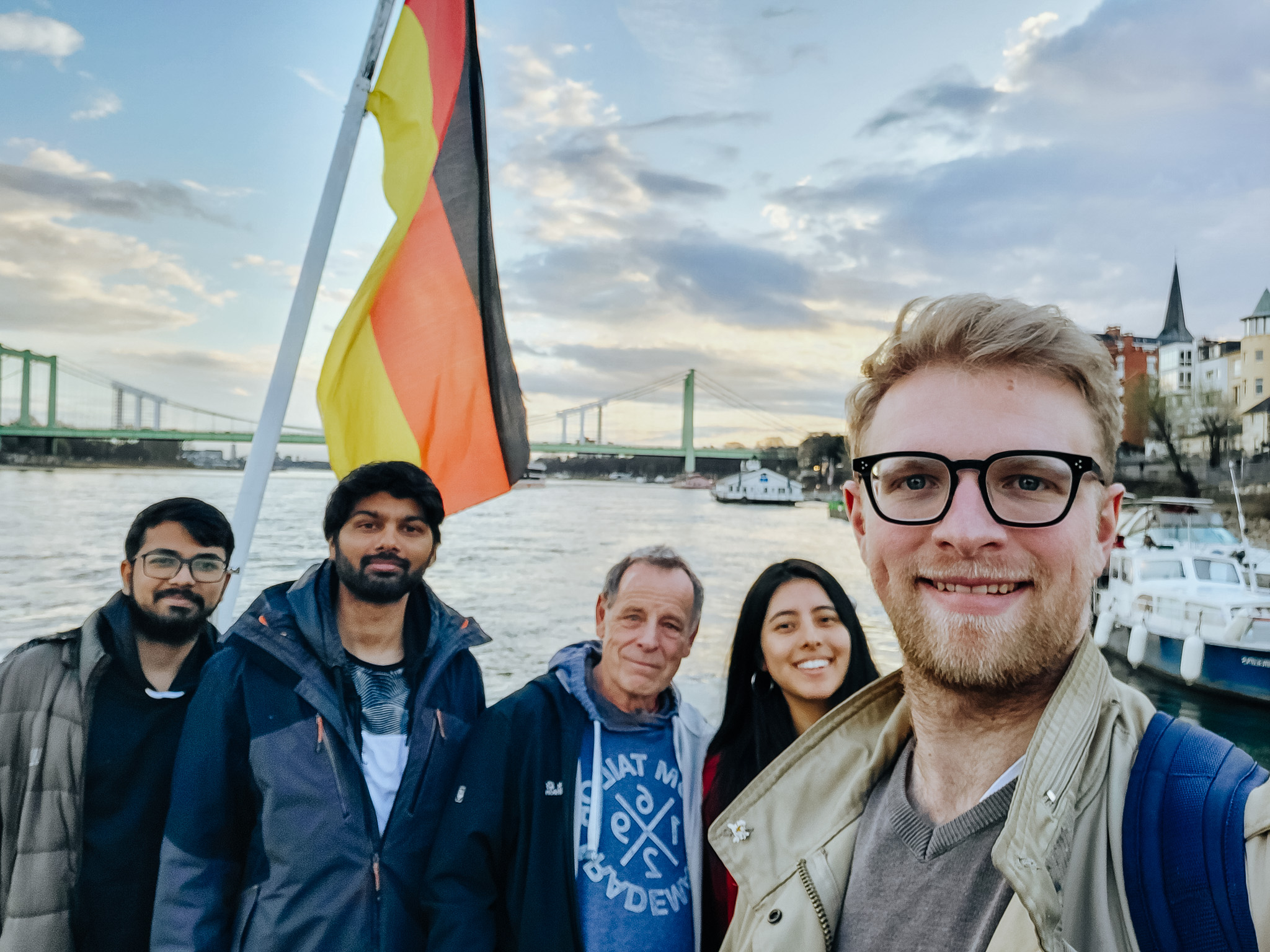 Selfie von Mitgliedern von Come and see mit Deutschlandflagge im Hintergrund.