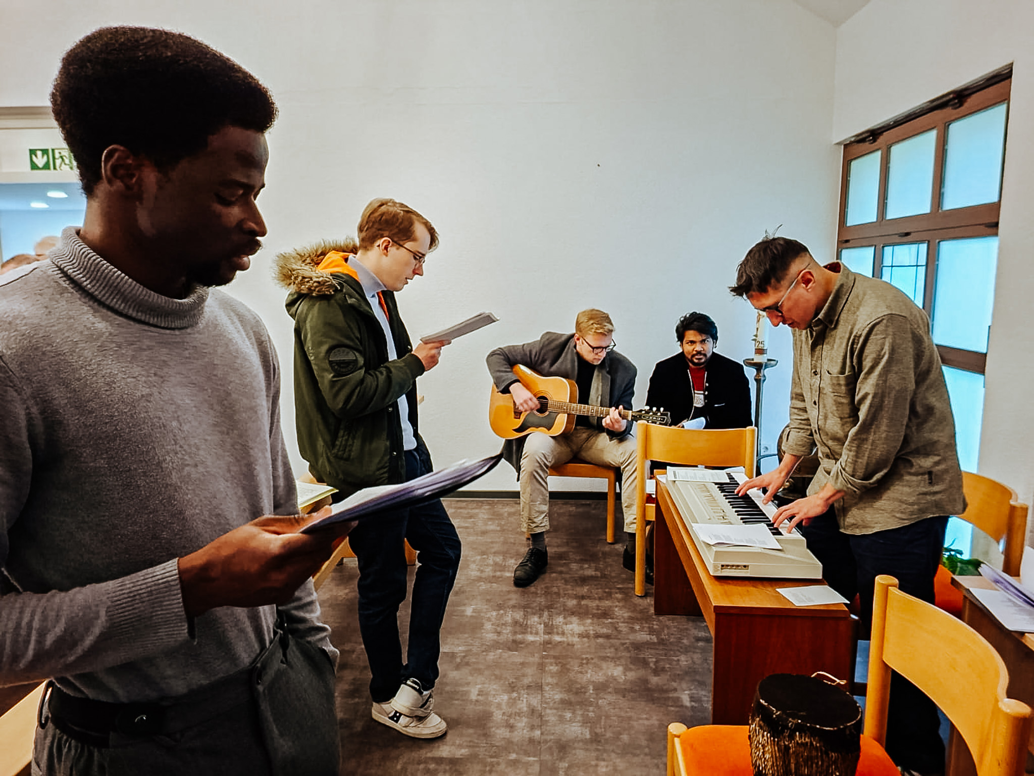 Mitglieder von Come and see machen gemeinsam Musik.