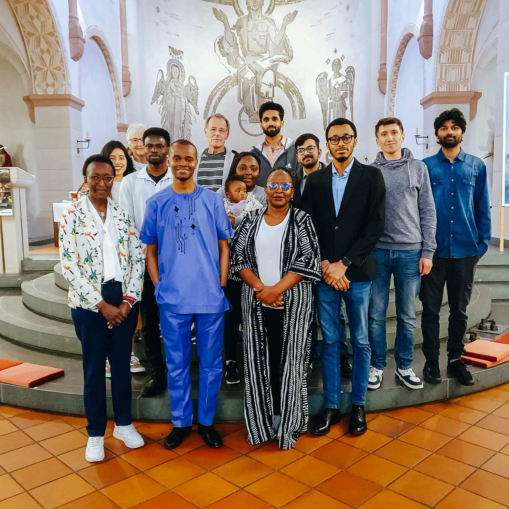 Mitglieder von Come and see stehen gemeinsam in der Kirche.