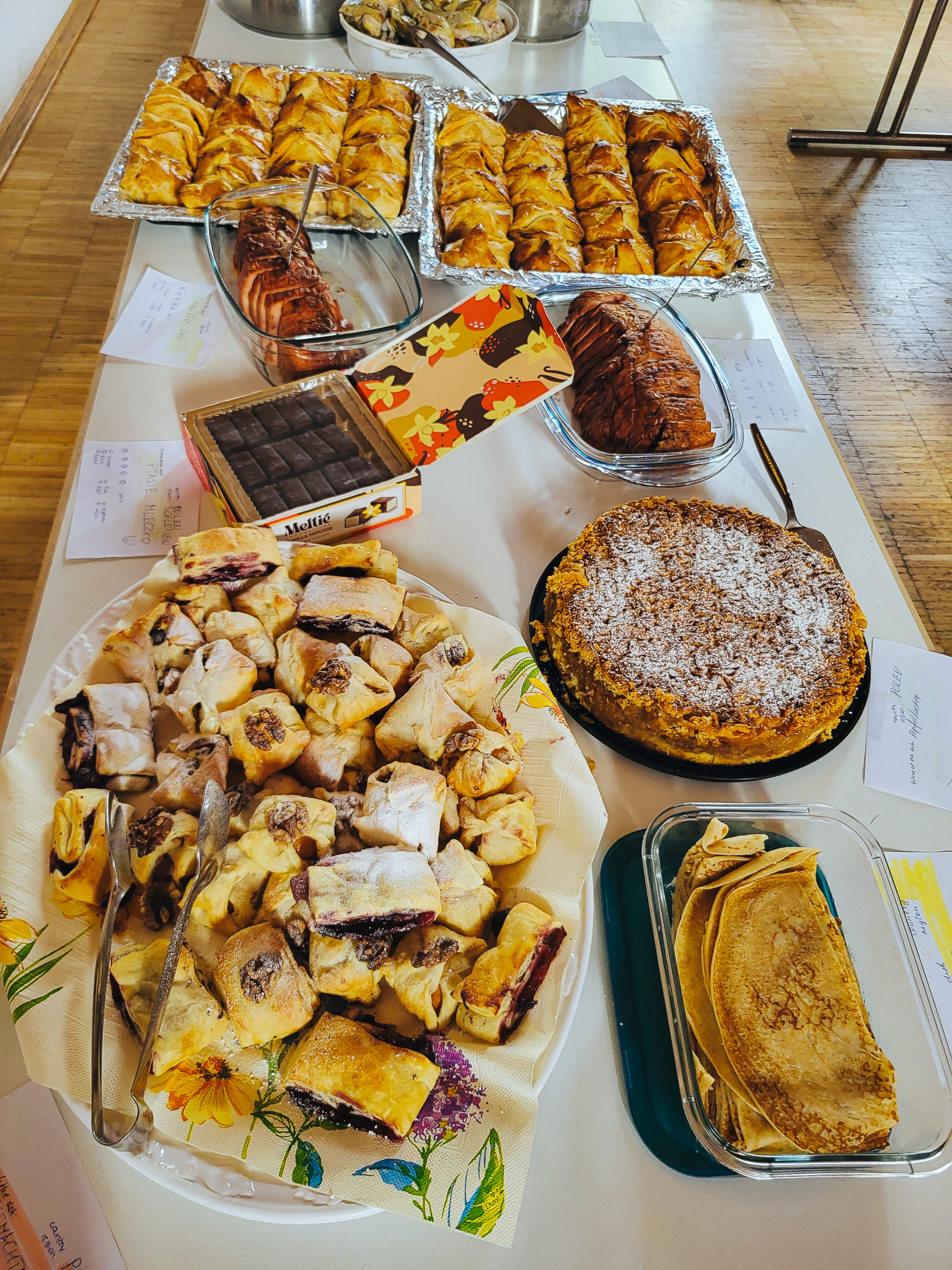 Speisen stehen auf einem Tisch beim International Dinner der Gruppe Come and see.