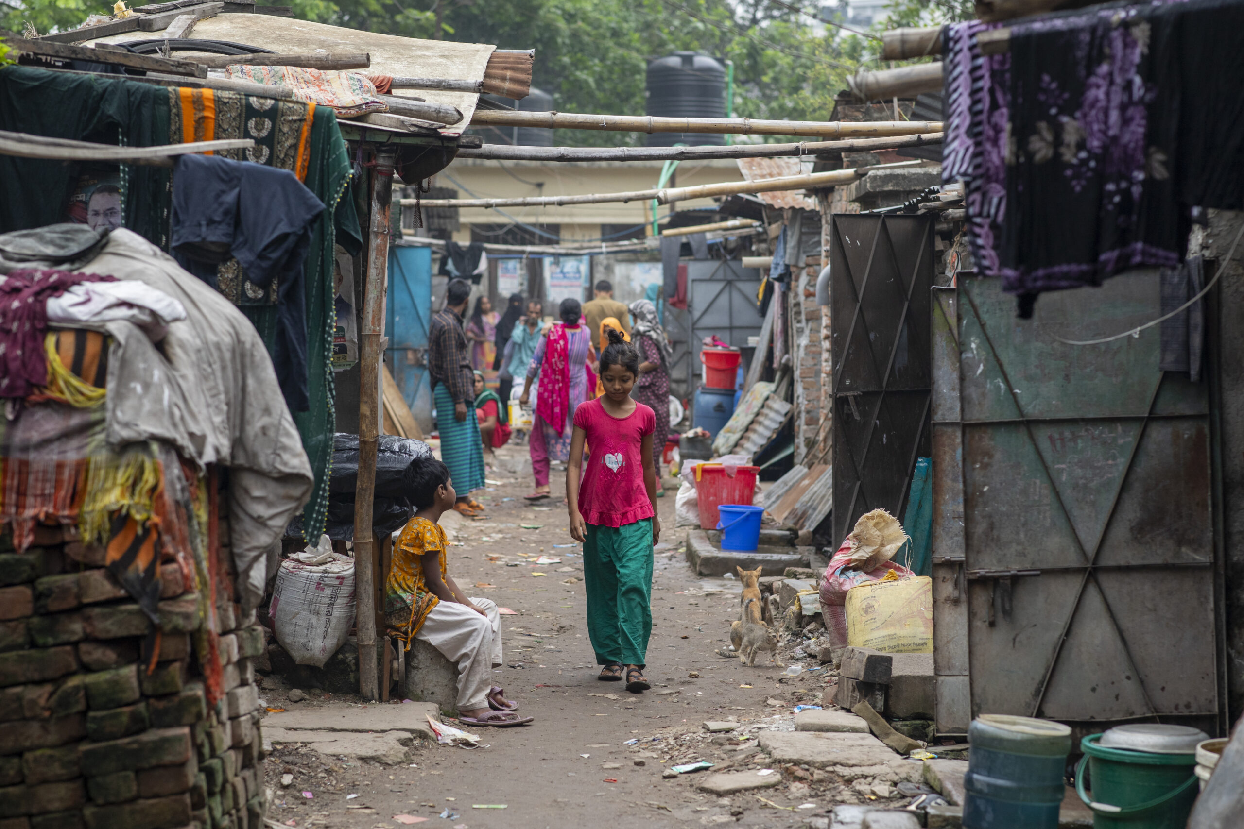 Roksana lebt in einem Armenviertel von Dhaka in der Nähe eines Bahnhofs, wo viele Binnenmigranten wohnen.