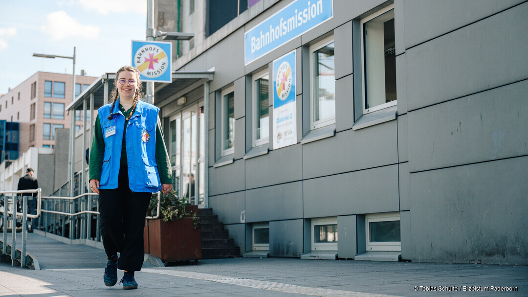Marisol Recktenwald läuft vor dem Gebäude der Bahnhofsmission her