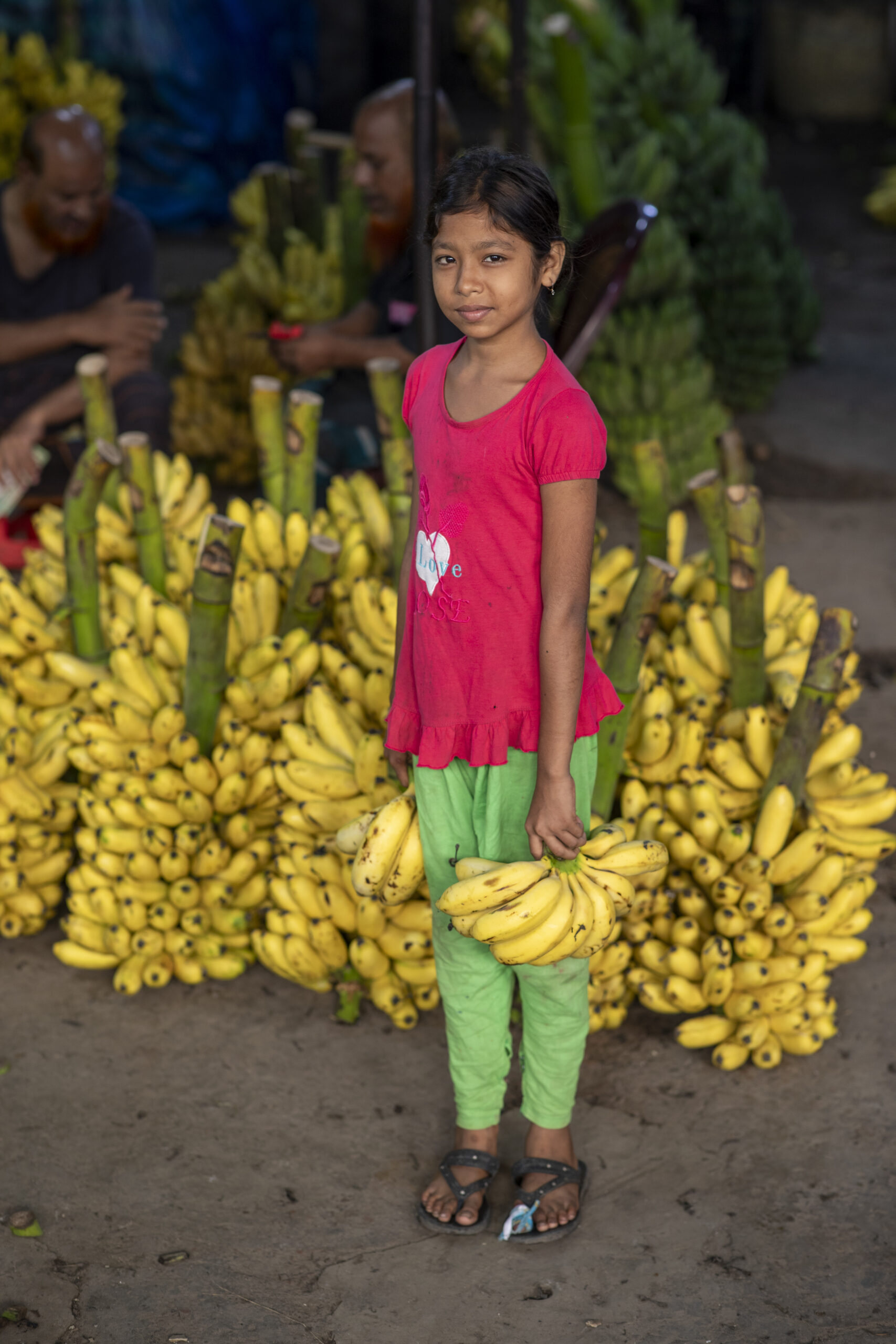 Zwei Jahre lang musste Roksana aus Bangladesch auf einem Bananenmarkt arbeiten. Die Sternsinger-Partnerorganisation Caritas ermöglichte dem heute zehnjährigen Mädchen, wieder in die Schule zu gehen.