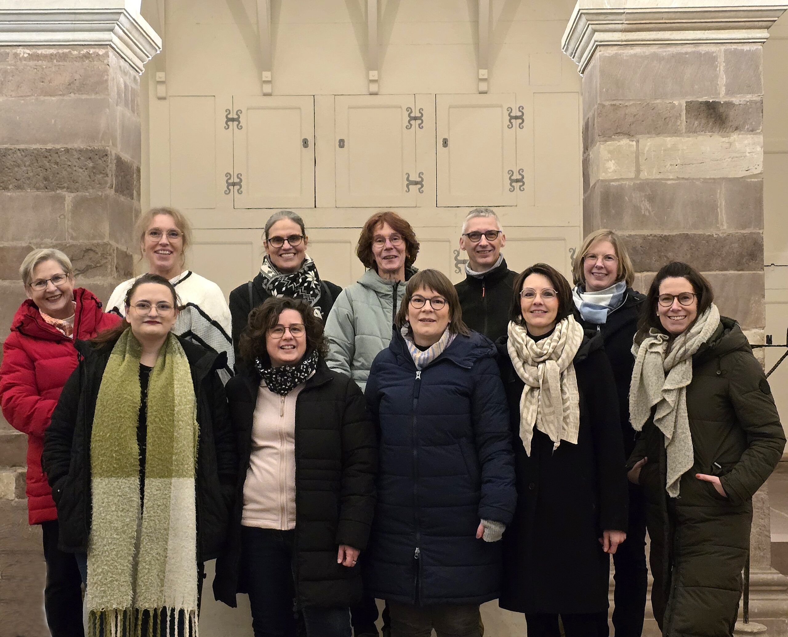 Das Vokalensemble „Canta Voce“ unter der Leitung von Domorganist Dominik Balduin, aufgenommen im Johanneschor des karolingischen Westwerks Corvey, gestaltet die Festmesse mit.