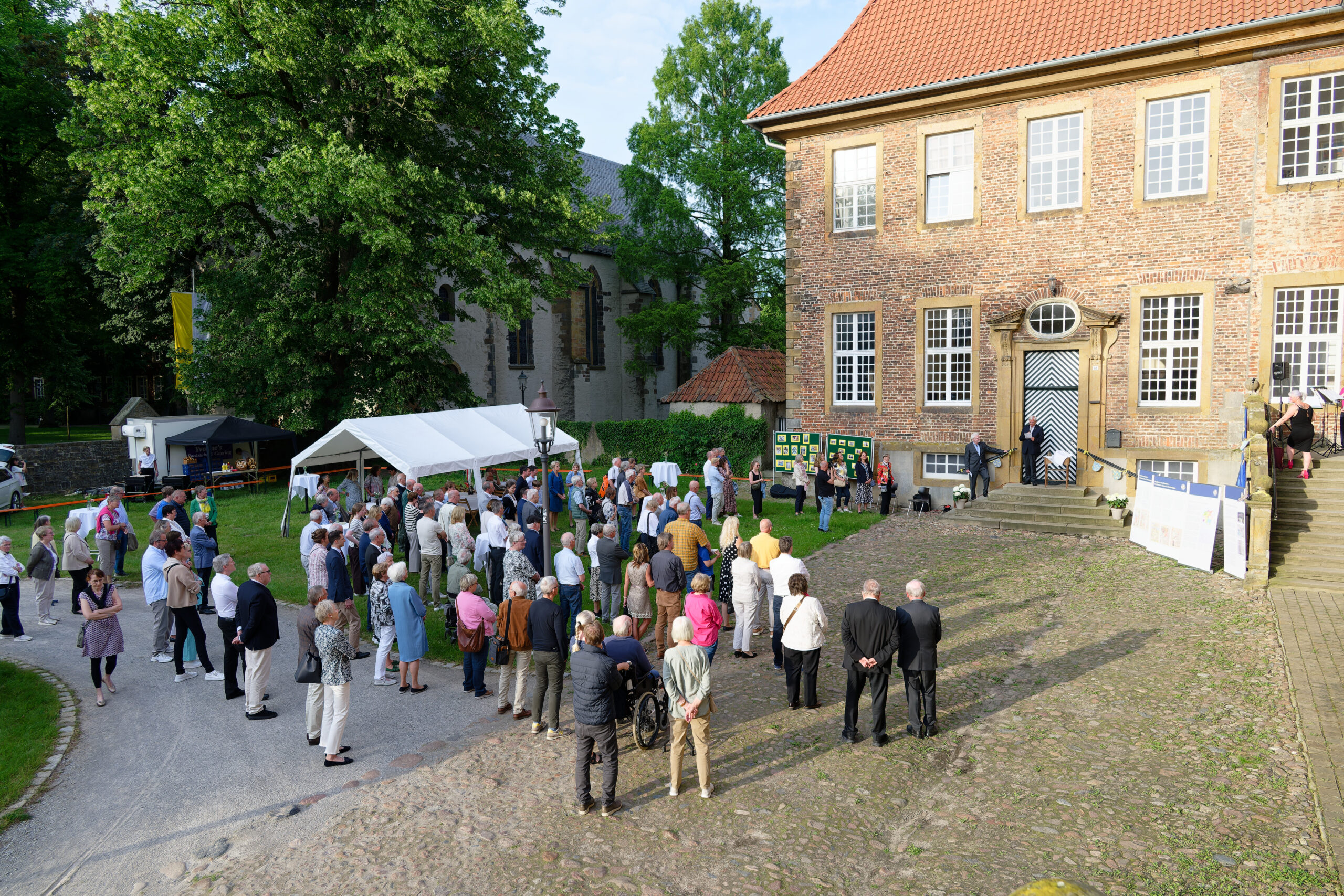 Mit dem Festakt vor dem neuen Museumseingang wurde die Eröffnung im Freien gefeiert.