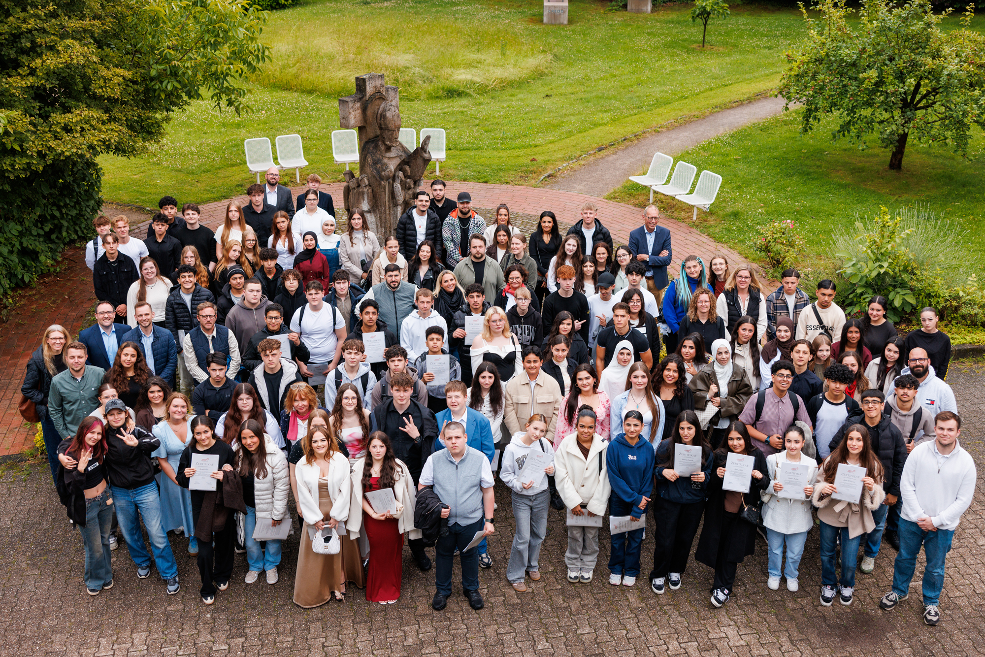 Schülerinnen und Schüler bei der Diplom- und Zertifikatsverleihung der Sozialen Seminare und der Entrepreneurship-Seminare in der Kommende Dortmund.