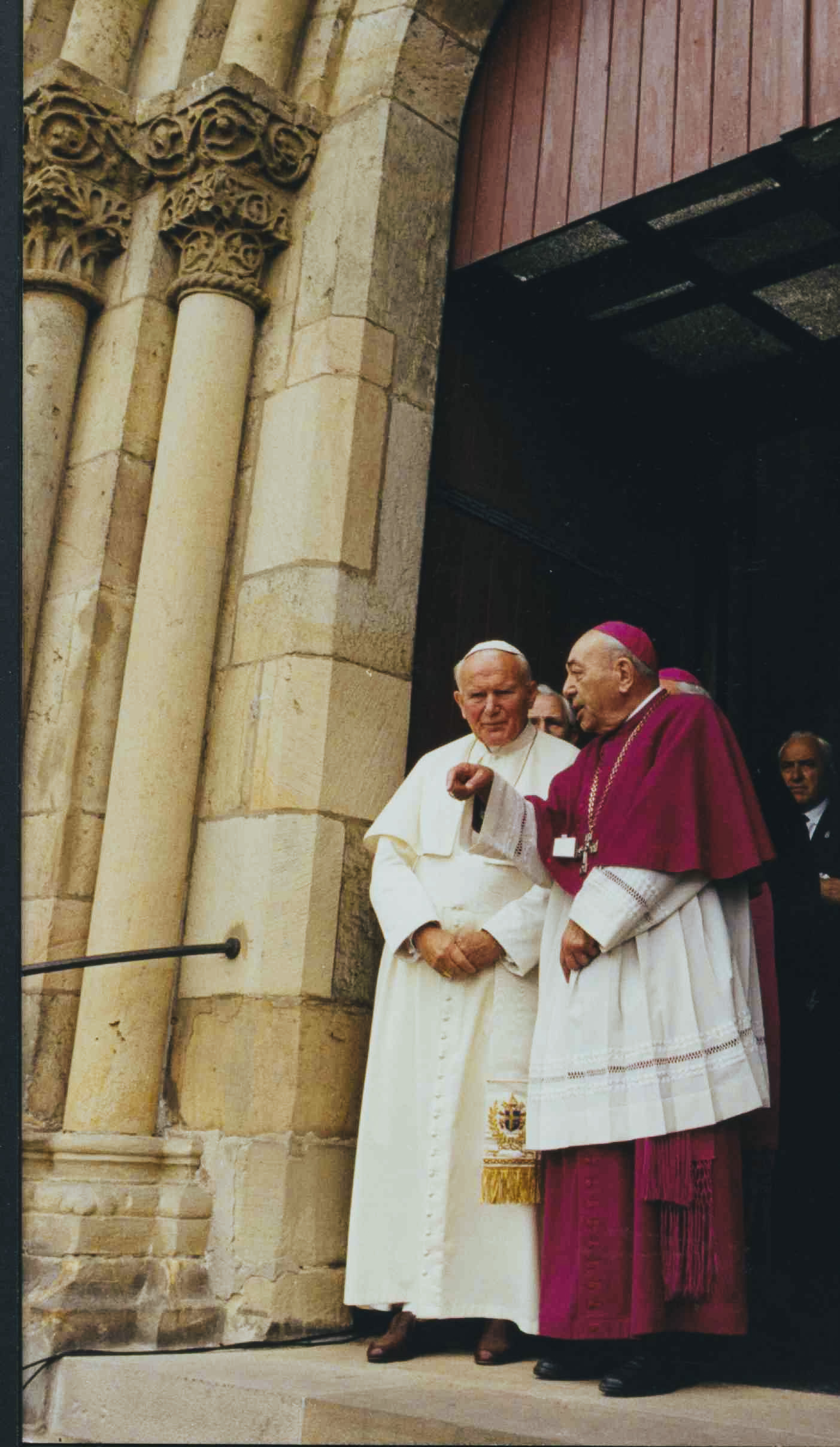 Papstbesuch in Paderborn 1996: Das Foto zeigt Papst Johannes Paul II. mit Dompropst Hans-Leo-Drewes in der Roten Pforte des Doms.