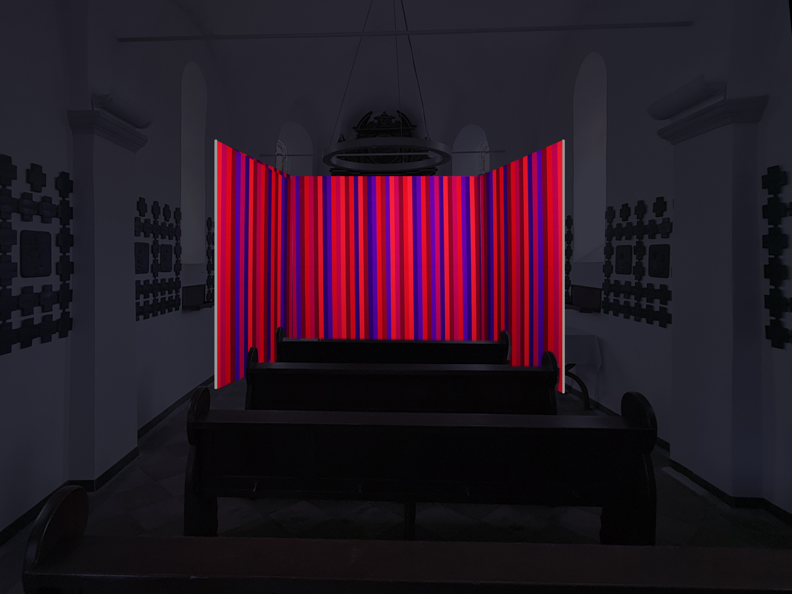Lichtinstallation „Farblichtraum“ von Laurenz Theinert mit rot-violetten Lichtstreifen in einer dunklen Kapelle.