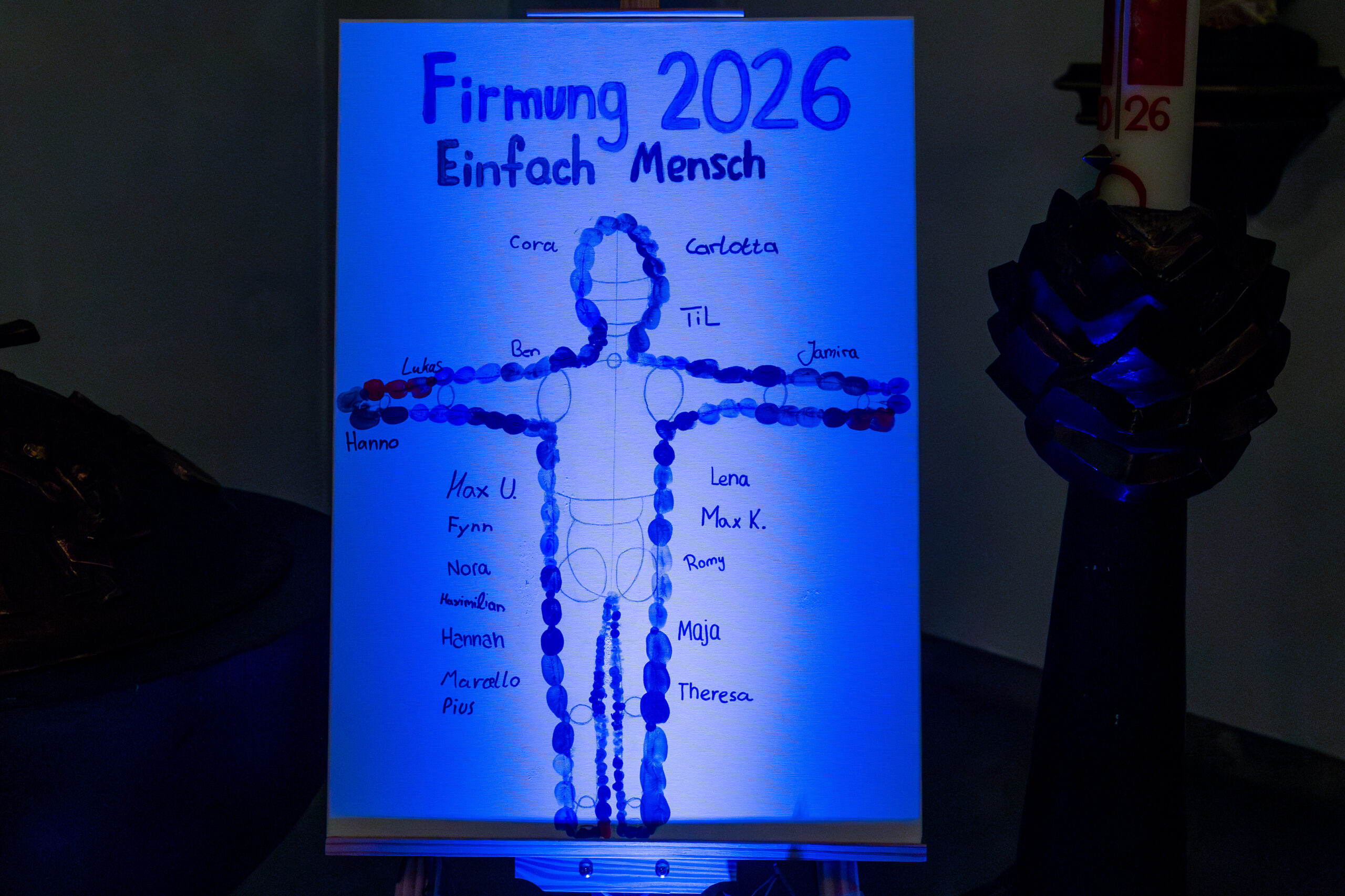 Plakat, das im Rahmen der Firmvorbereitung entstanden ist. Es ist ein gezeichneter Mensch zu sehen, passend zum Motto "Einfach Mensch".