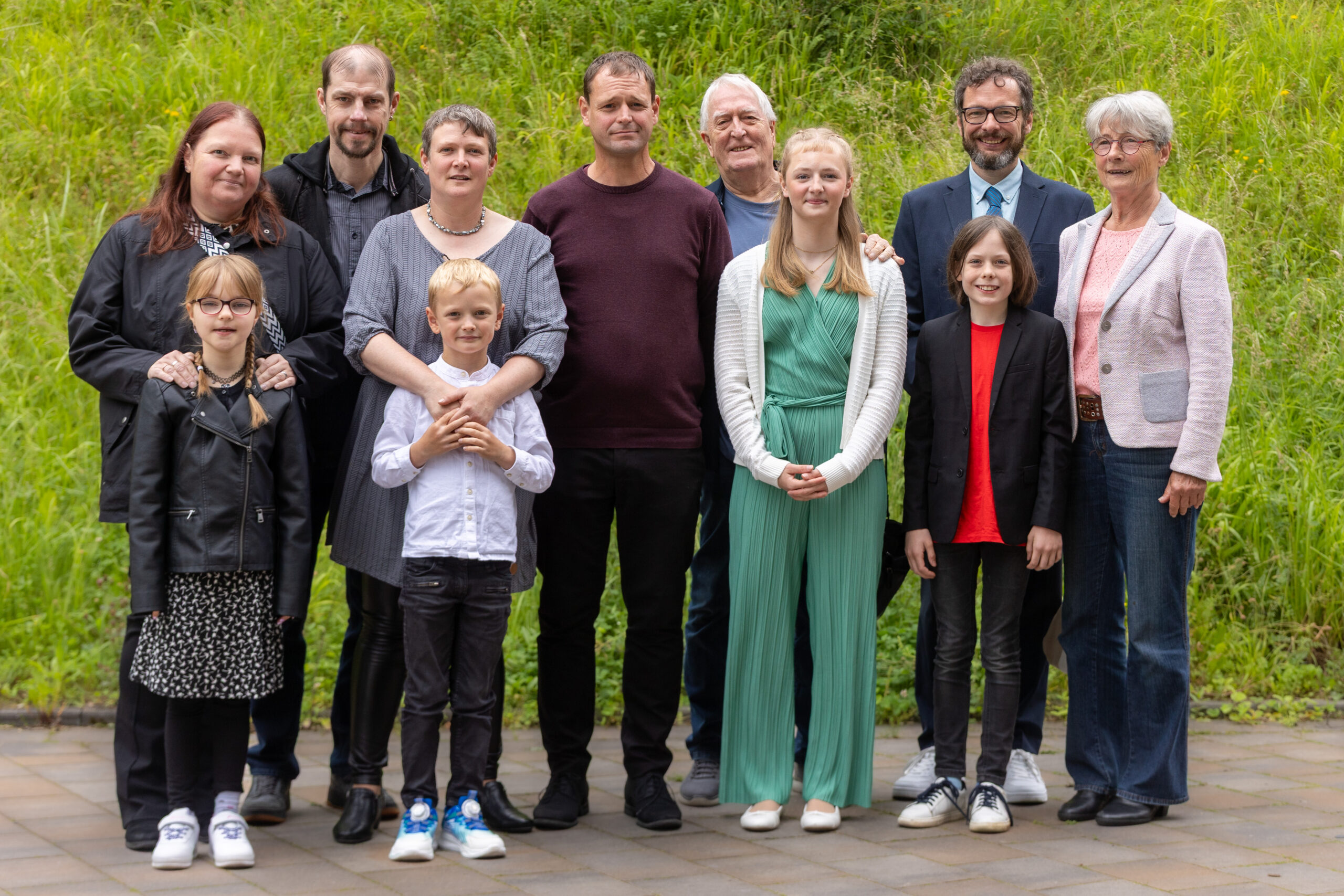 Simone Freitag steht nach der Firmfeier mit ihrer Familie draußen für ein Gruppenfoto.