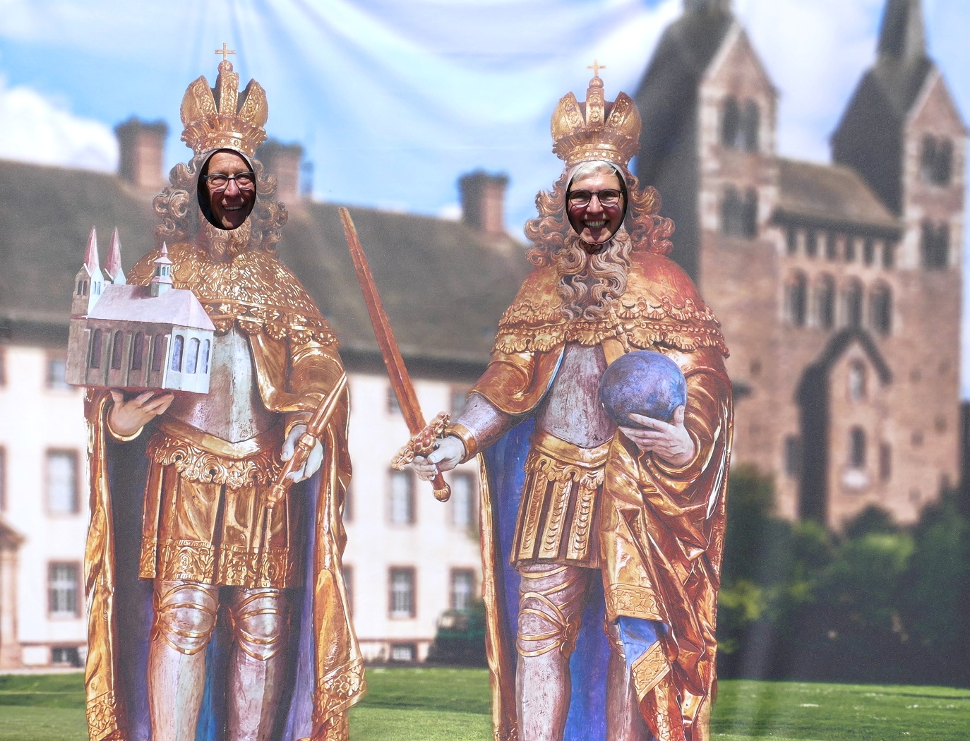 Das Bild zeigt eine Fotoleinwand : Einmal ein bedeutender Kaiser sein: Dorothea und Friedhelm Schwiete nutzten die Gelegenheit und liehen Karl dem Großen und Ludwig dem Frommen ihr Gesicht.