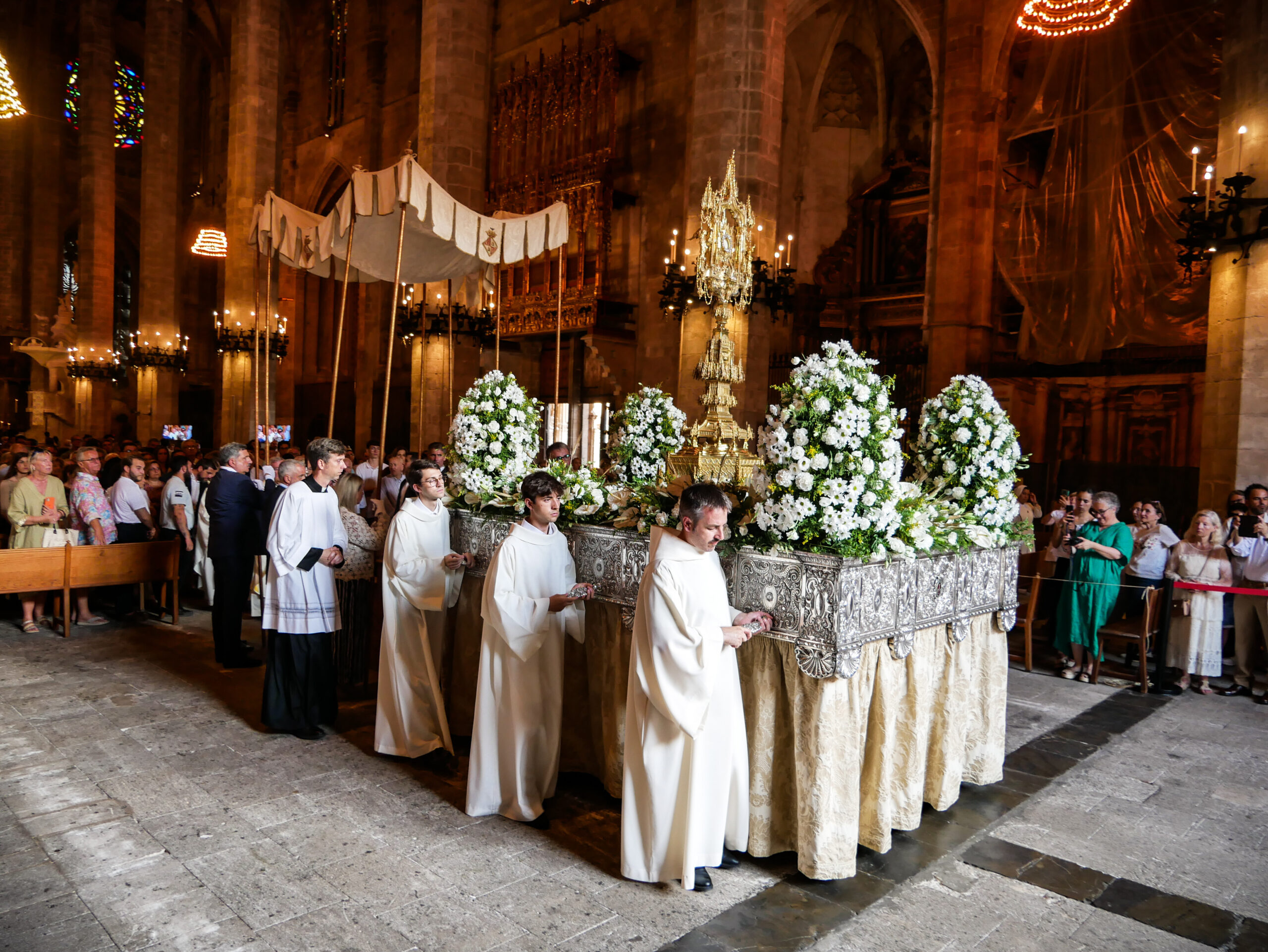 Goldene Monstranz auf dem Monstranzwagen beim Auszug nach dem Gottesdienst zu Fronleichnam am 22. Juni 2025 in der Kathedrale La Seu von Palma de Mallorca (Spanien).