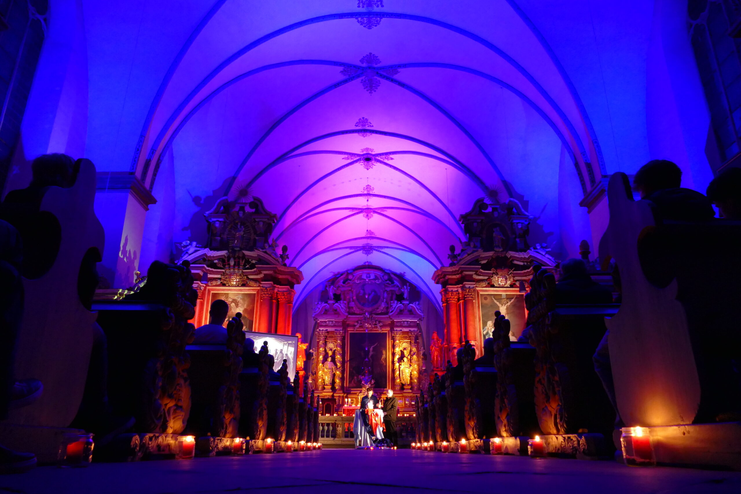 Die Abteikirche Corvey ist beim Lightroom-Gottesdienst am 11. Juni wieder in ein stimmungsvolles Licht getaucht