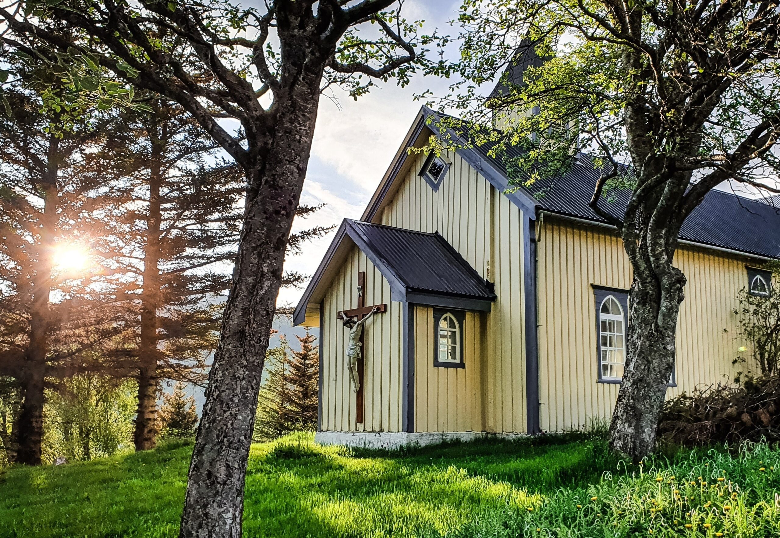 Auf den norwegischen Lofoten muss die 200 Jahre alte Holzkirche dringend saniert werden. Die Kirche der Heiligen Familie ist das älteste Gebäude auf der Inselgruppe. Ohne diese Maßnahme, die vom Boni-fatiuswerk mit 25.000 Euro gefördert wird, könnte die behördliche Schließung drohen.