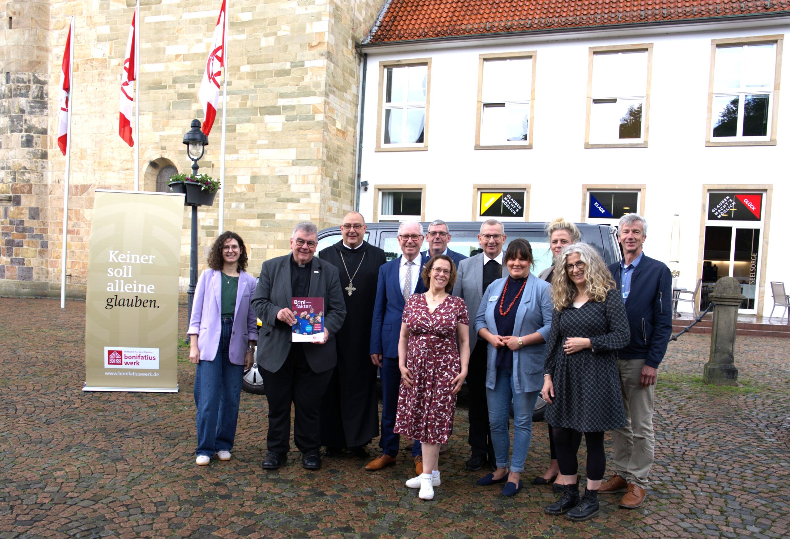 Haben den Bonifatiuswerk-Finanzbericht vorgestellt: Osnabrücks Bischof Dr. Dominicus Meier OSB (Dritter von links) mit Bonifatiuswerk-Generalsekretär Msgr. Georg Austen (Zweiter von links) sowie (von links) Personalstelleninhaberin Rebecca Lögers da Silva, Bonifatiuswerk-Präsident Manfred Müller, Bonifatiuswerk-Geschäftsführer Ingo Imenkämper, Inga Schmitt, Pastoralreferentin für Glaubenskom-munikation im Bistum Osnabrück, Domkapitular Dr. Martin Schomaker, Vorsitzender des diözesanen Bonifatiuswerkes im Bistum Osnabrück, sowie Zsofi Ketz und Anja Breer vom Projekt „Trude lädt ein“, Dr. Martina Kreidler-Kos, Leiterin des Seelsorgeamts im Bistum Osnabrück, und Hajo Klanke vom Pro-jekt „Trude lädt ein“.