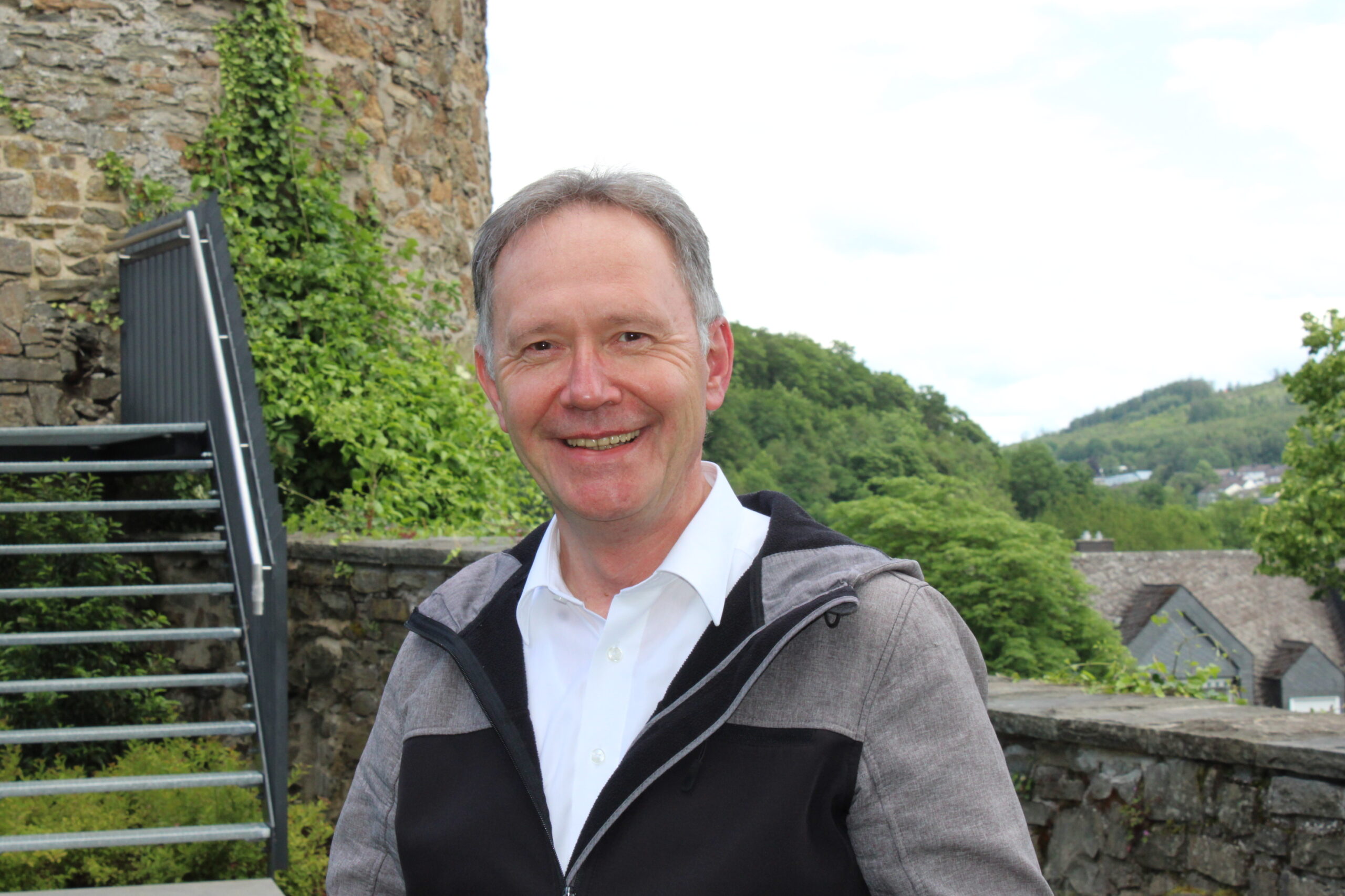 Pfarrer Johannes Hammer vor dem Gebäude