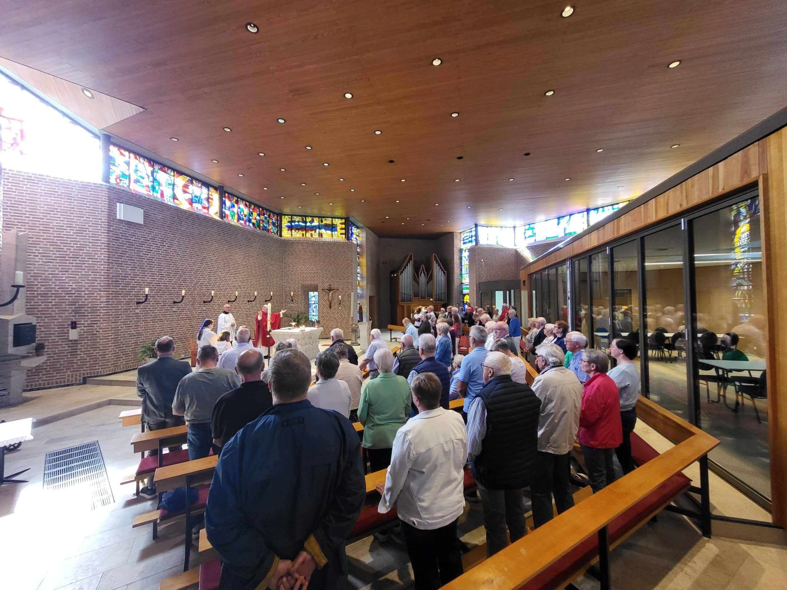 Der erste Gottesdienst wurde bereits in der Kirche St. Joseph gefeiert. Die offizielle Wiedereröffnung ist für den 21. Juni mit Bischof Dr. Dominicus Meier geplant. 90.000 Euro hat das Bonifatiuswerk für das Projekt zur Verfügung gestellt. Dort wurde ein „Gebäude im Gebäude“-Konzept umgesetzt, das heißt, die Gemeinderäume wurden in die Kirche integriert.