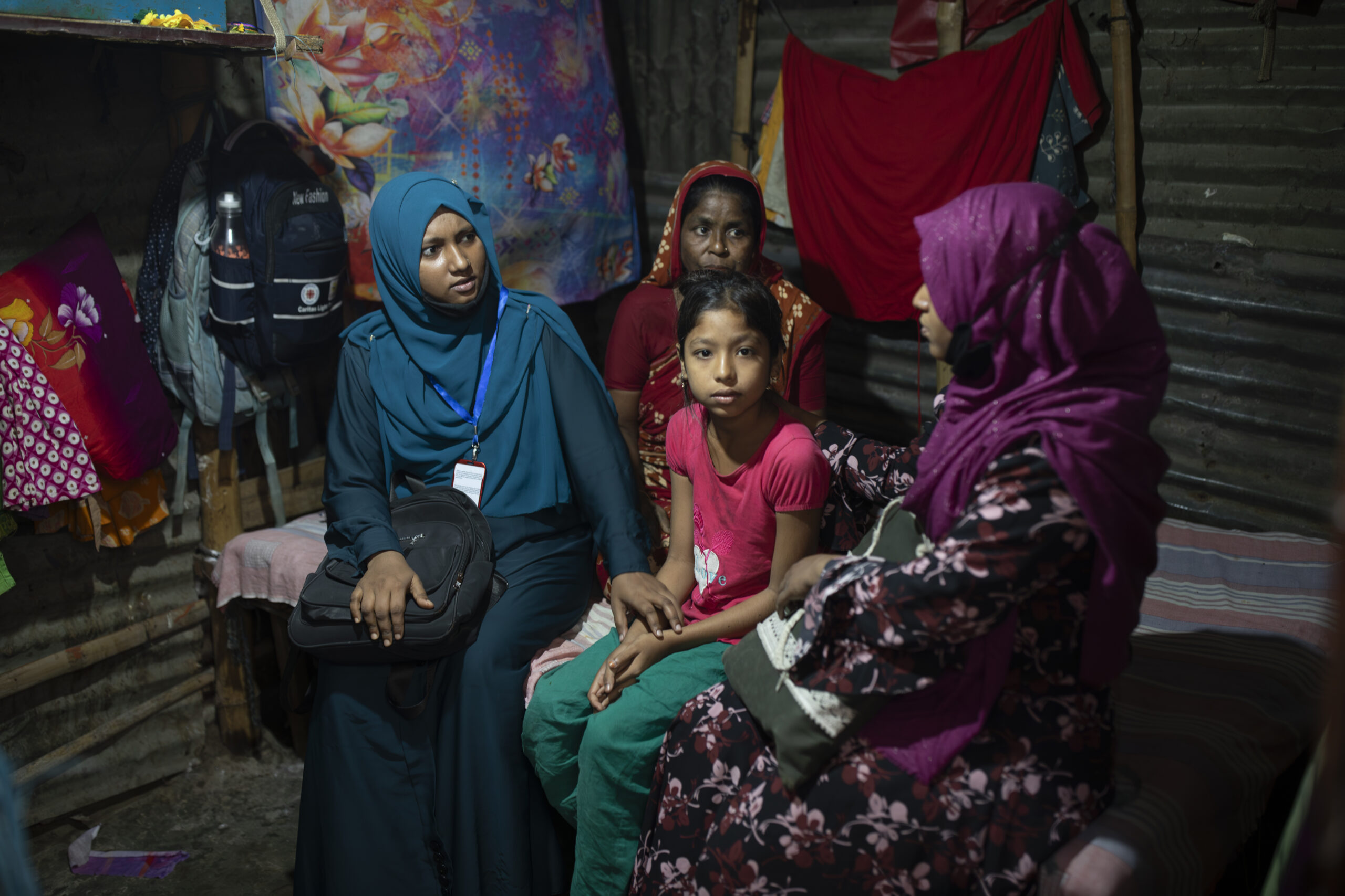 Die Sozialarbeiterinnen Jahanara und Rubina von der Sternsinger-Partnerorganisation Caritas Bangladesch unterstützen und beraten Roksana und ihre Mutter.