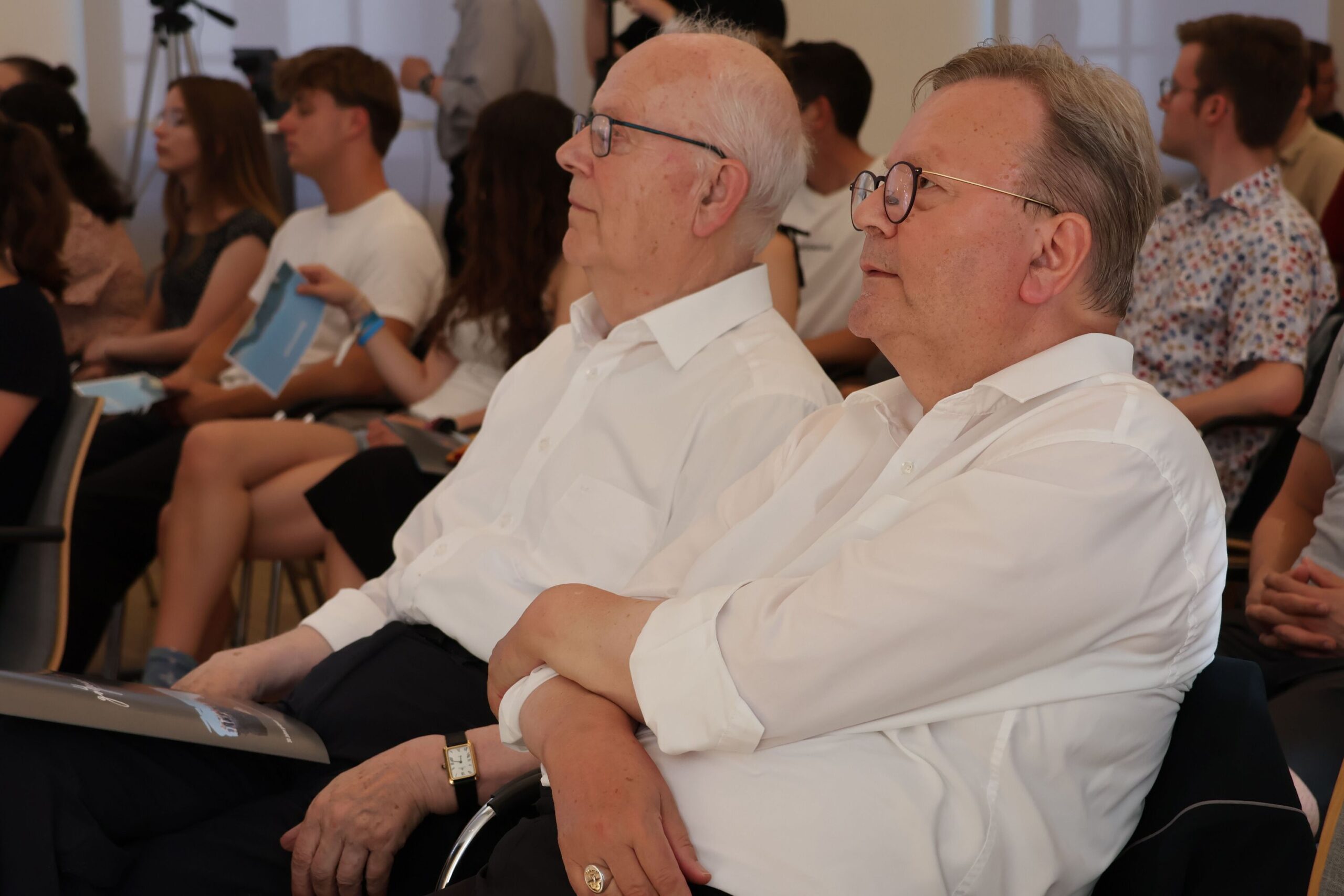 Dr. Franz-Josef Bode, Bischof em. (vorn), und Manfred Grothe, Weihbischof em., wohnten der Veranstaltung als Ehrengäste bei.