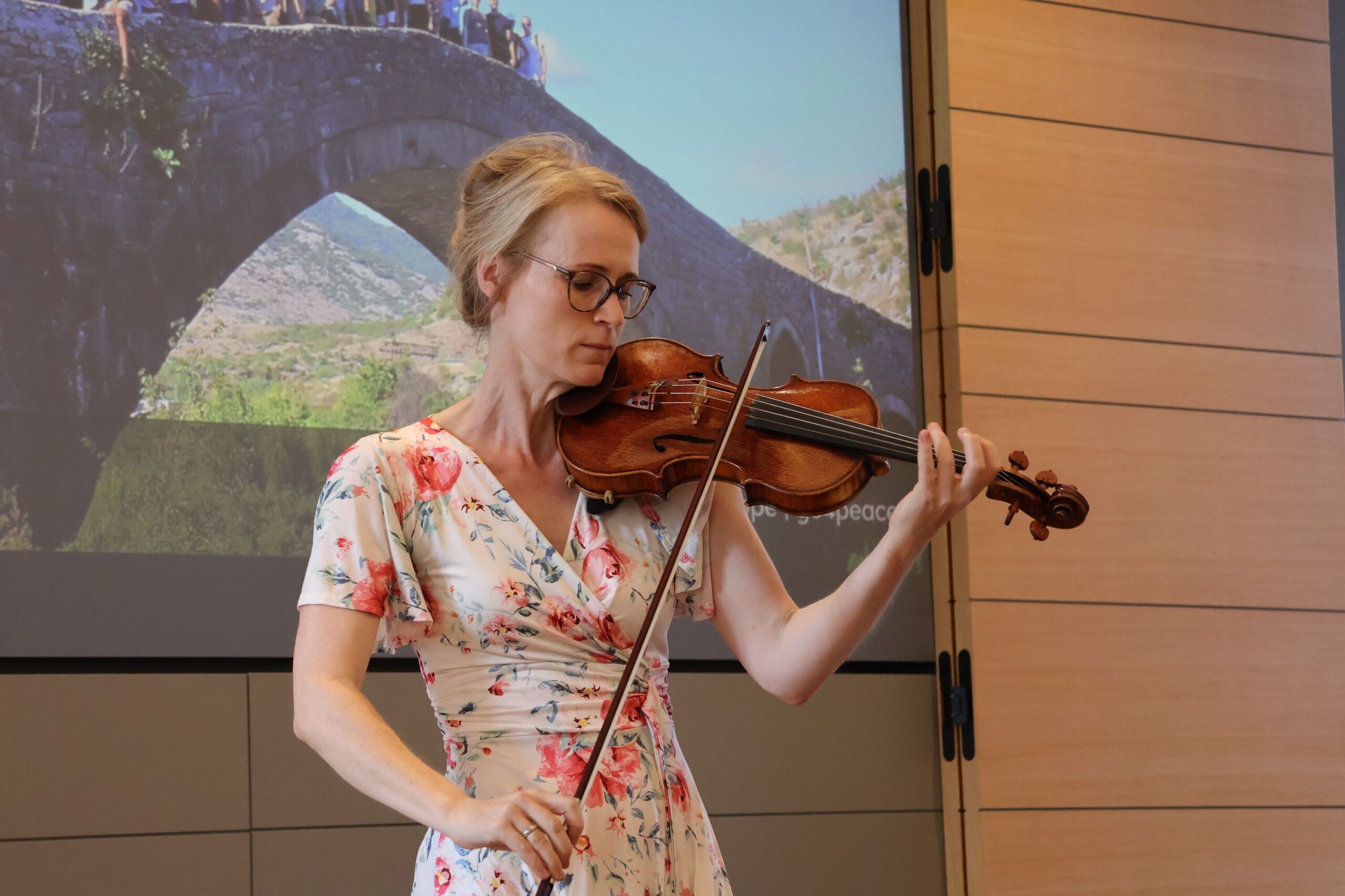 Freya Deiting spielt auf der Violine.