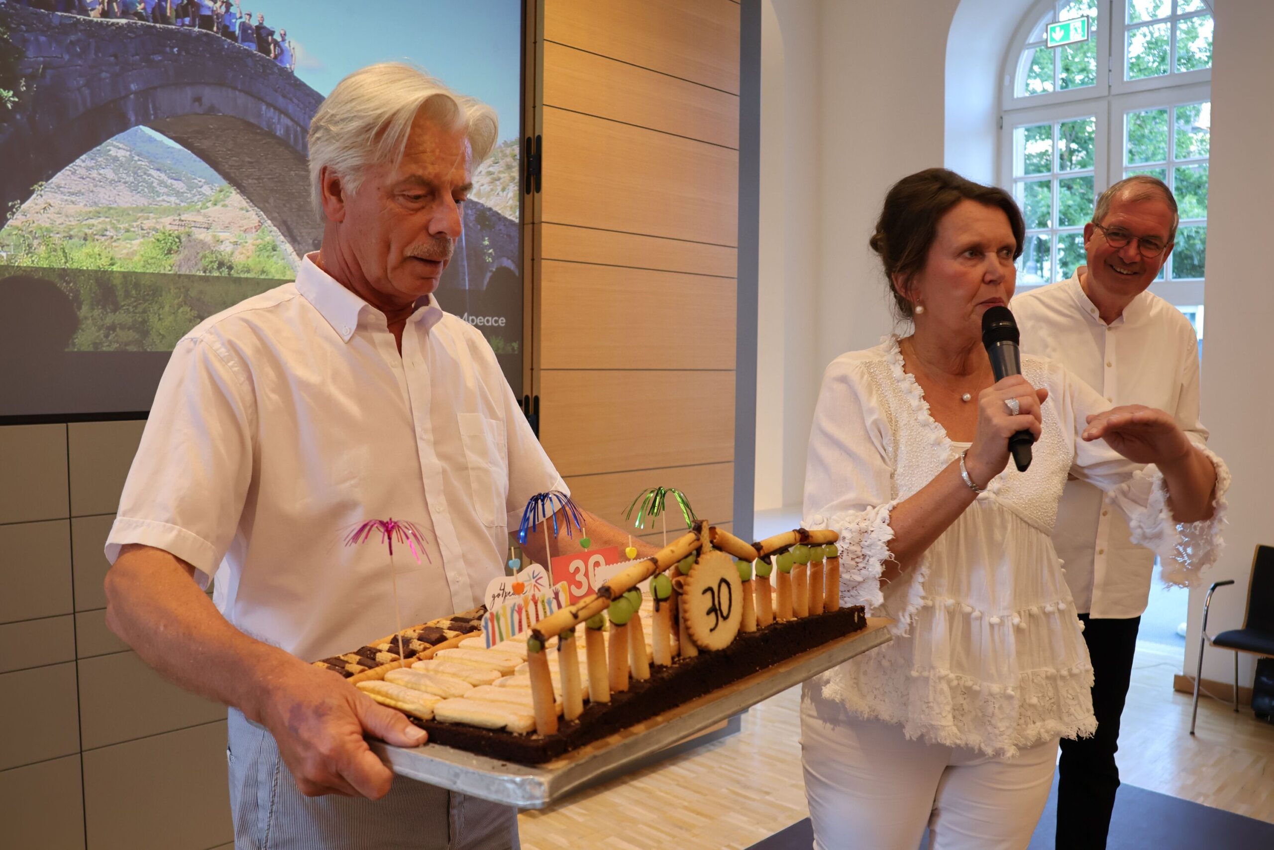 Ein kreativ gestalteter Kuchen zur Feier von 30 Jahren go4peace.