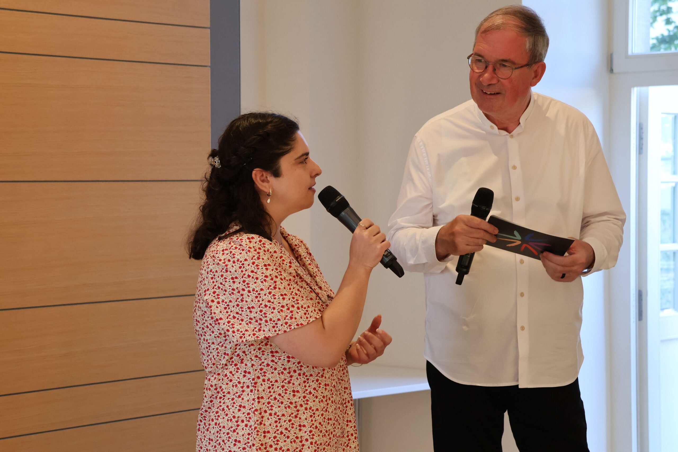 Meinolf Wacker im Gespräch mit Artemida Golemi bei der go4peace-Jubiläumsveranstaltung.