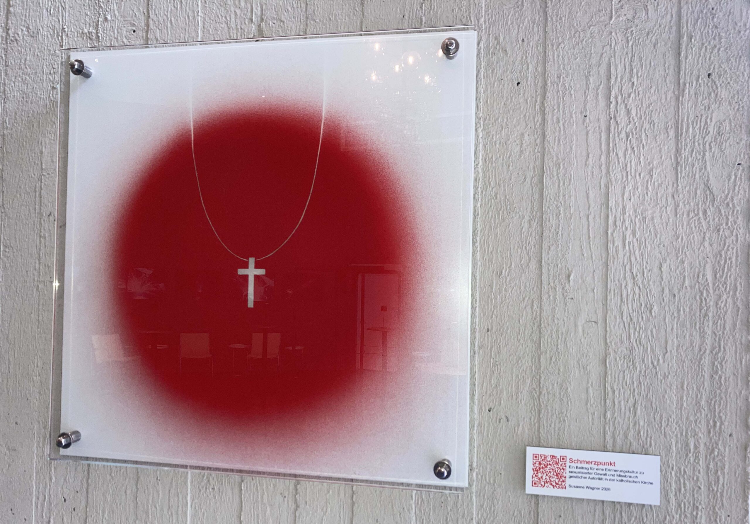 Schmerzpunkt: Die Installation in der Eingangshalle der Katholischen Akademie Schwerte erinnert dauerhaft an Menschen, die in der katholischen Kirche und durch Menschen der Kirche sexuelle, psychische und geistliche Gewalt erfahren haben, und lädt alle Besucherinnen und Besucher ein, innezuhalten und sich der bleibenden Aufgabe der Aufarbeitung zu stellen. Foto: Katholische Akademie Schwerte
