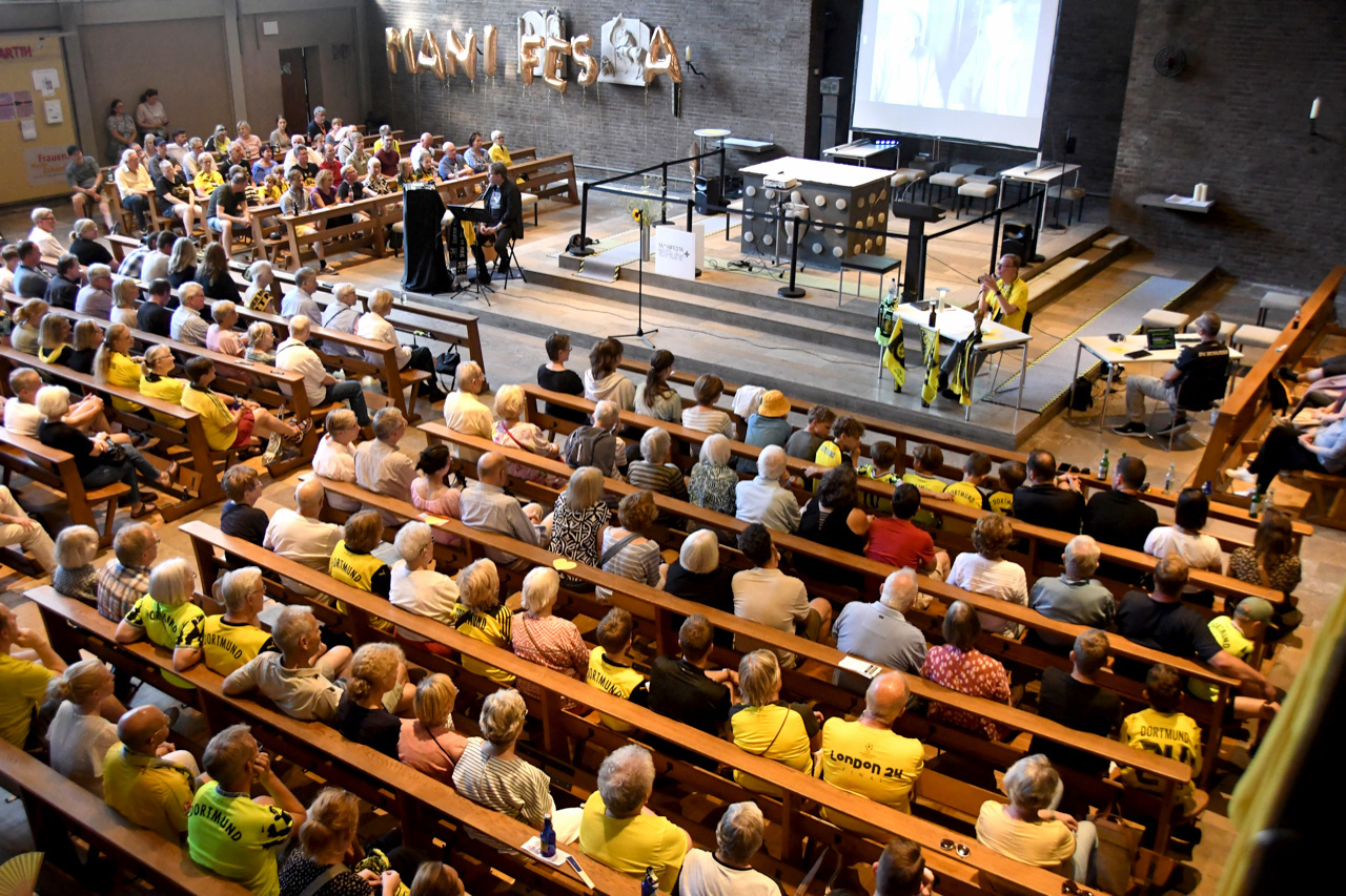 Rund 250 Besucherinnen und Besucher haben in der Kirche St. Martin in Dortmund im Rahmen der „Manifesta +“ einen stimmungsvollen Abend rund um Borussia Dortmund erlebt. Foto: Kirchengemeinde St. Martin Dortmund