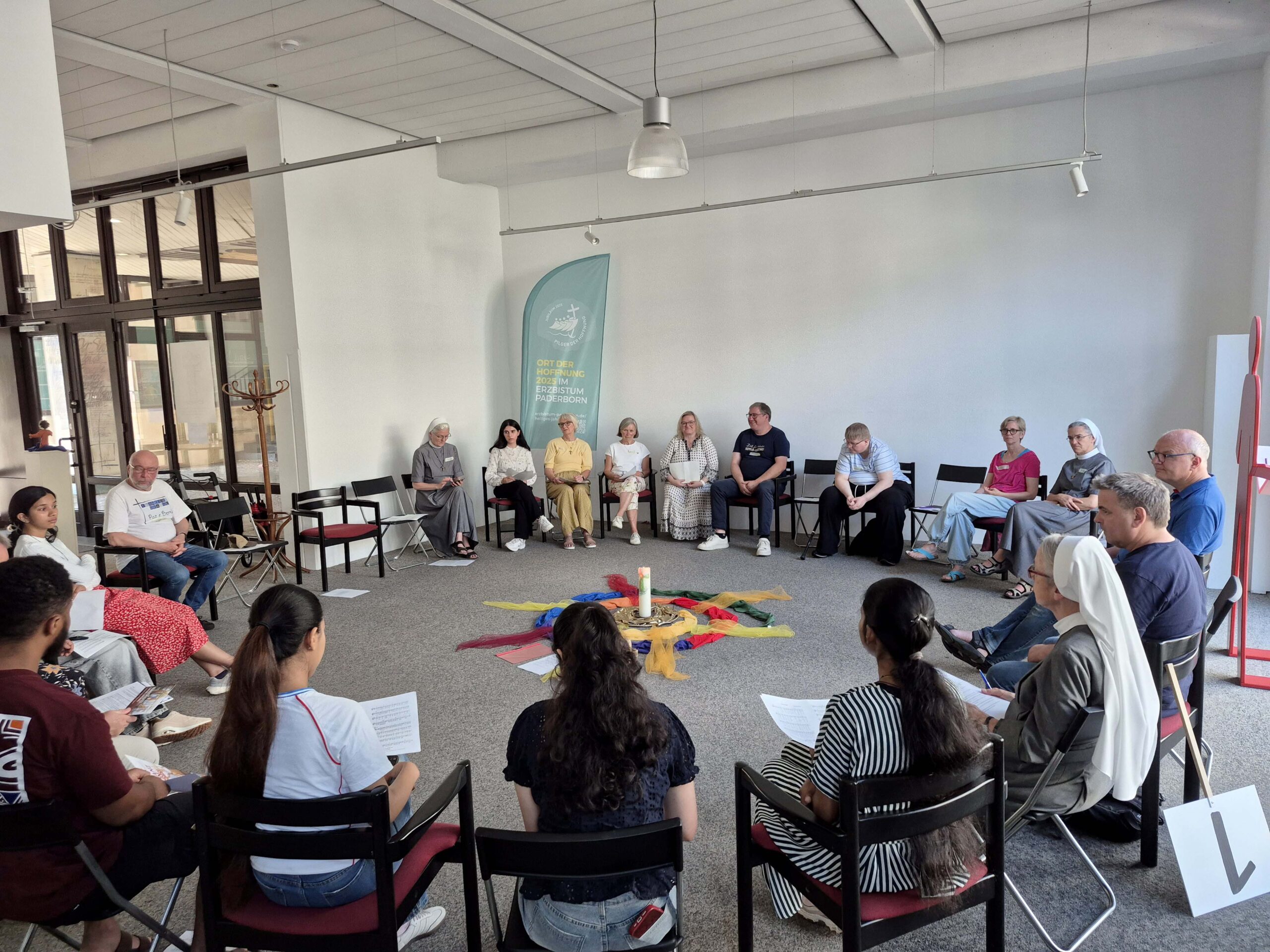 Bei einem Treffen am 11. Juli in den Räumen der ehemaligen Bonifatius-Buchhandlung am Propsteihof haben 27 Ehrenamtliche die nächsten Schritte für das diözesane Franziskusfest abgestimmt. Foto: Cordula Heupts / Erzbistum Paderborn