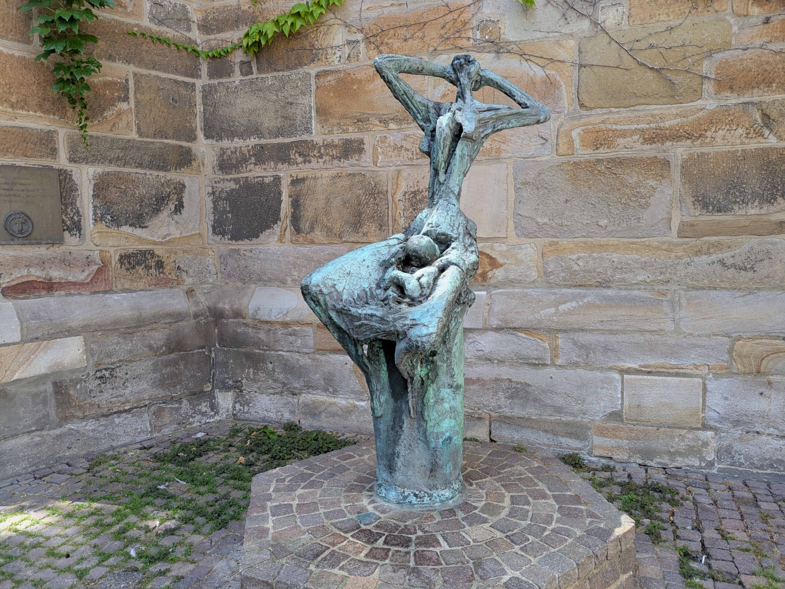 Am 6. August, dem Jahrestag des Abwurfes der Atombombe über der japanischen Stadt Hiroshima im Jahr 1945, lädt das Katholische Forum Dortmund zu einer Mitmach-Aktion auf den Platz von Hiroshima an der Dortmunder Propsteikirche ein. Hier im Bild das Kunstwerk „Mutter Hiroschima“ von Anselm Treese an der Propsteikirche Dortmund. Foto: Michael Bodin / Erzbistum Paderborn