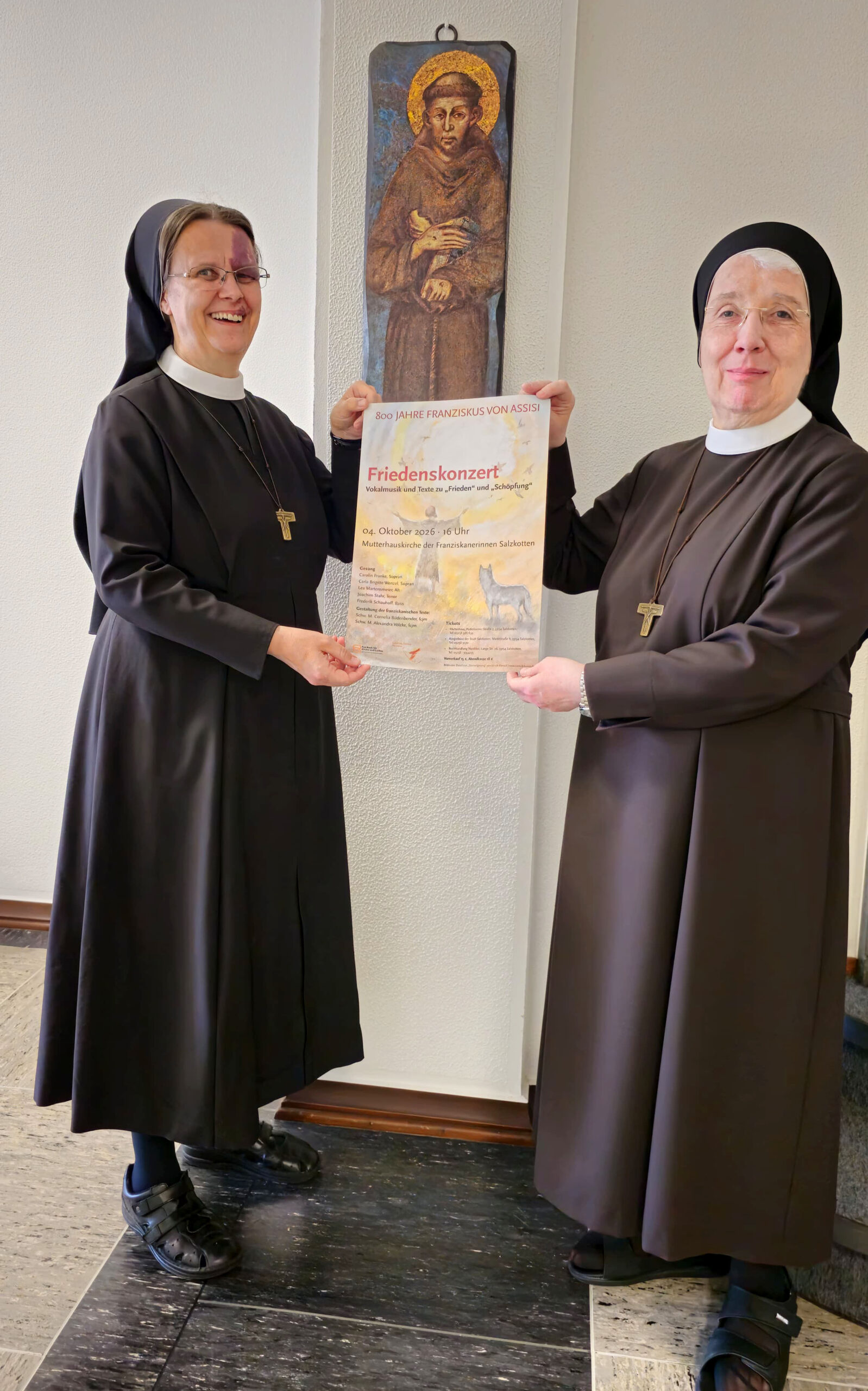 Anlässlich des 800. Todestages des heiligen Franziskus von Assisi laden die Franziskanerinnen Salzkotten am Sonntag, 4. Oktober 2026, um 16 Uhr zu einem Friedenskonzert in die Mutterhauskirche ein. Schwester Dr. M. Alexandra Völzke (links) und Schwester M. Cornelia Büdenbender machen auf den Kartenvorverkauf aufmerksam.