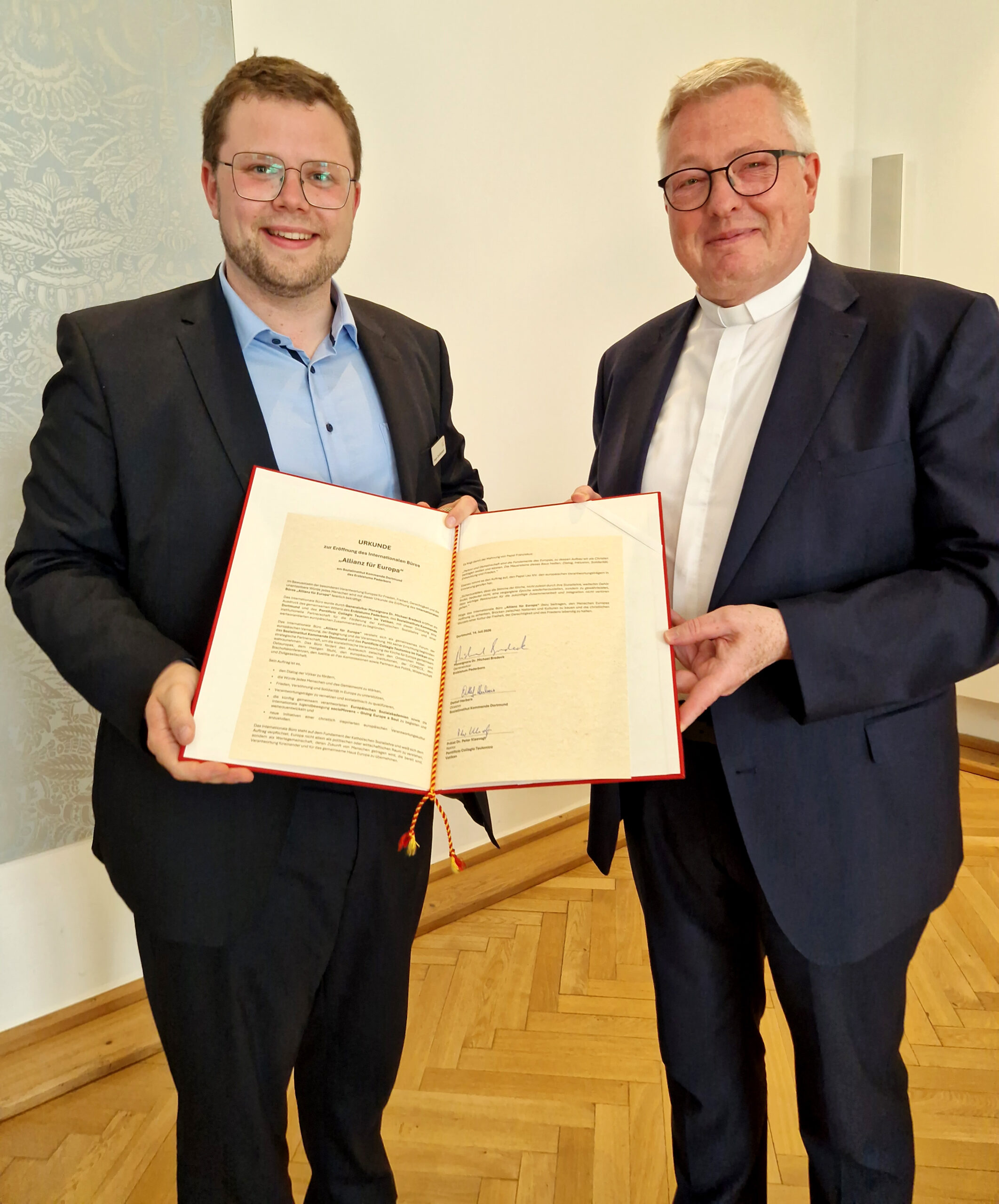 Generalvikar Monsignore Dr. Michael Bredeck (rechts) überreichte Gregor Christiansmeyer, Leiter des neugegründeten Büros, feierlich die Gründungsurkunde. Foto: Claudia Schwarz / Kommende Dortmund
