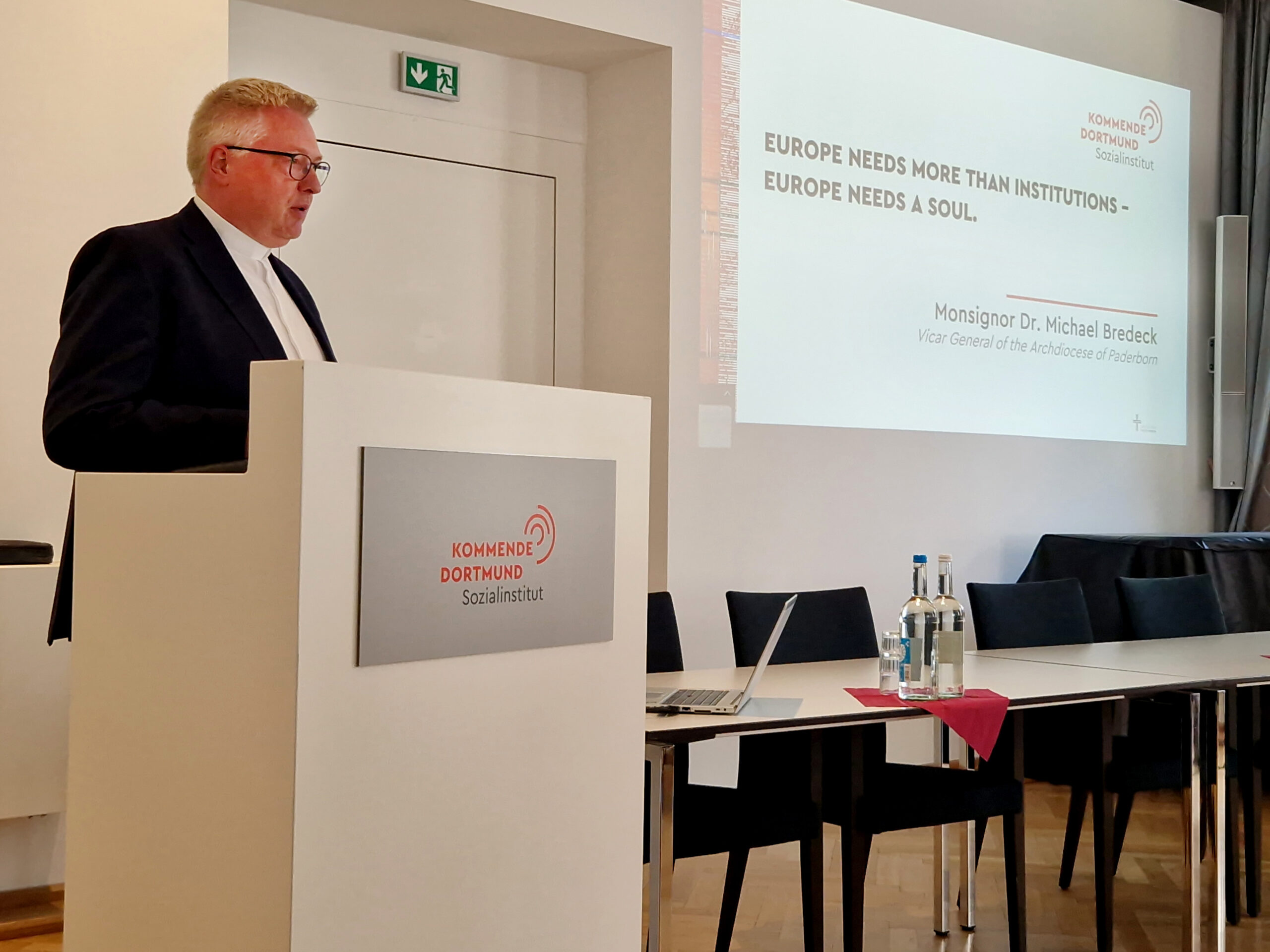 Generalvikar Monsignore Dr. Michael Bredeck betonte in seinem Grußwort, dass die „Allianz für Europa“ ein „Zeichen der Hoffnung in einer Zeit tiefgreifender Veränderungen“ sei. Foto: Claudia Schwarz / Kommende Dortmund