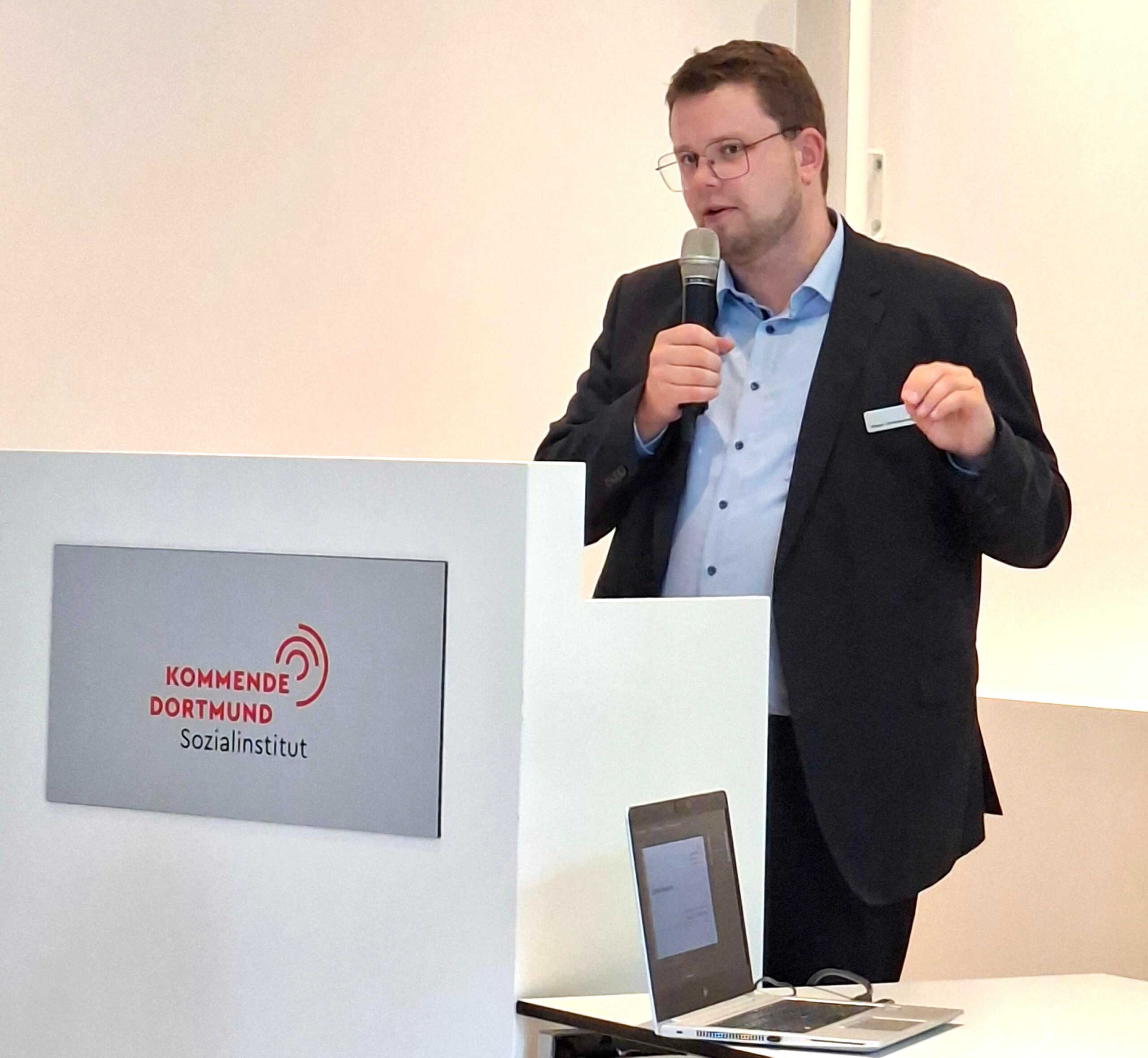 Gregor Christiansmeyer, Leiter des neugegründeten Büros, warf im Schlusswort einen Blick in die Zukunft und berichtete von konkreten Projekten. Foto: Teresa Trynogga / Erzbistum Paderborn