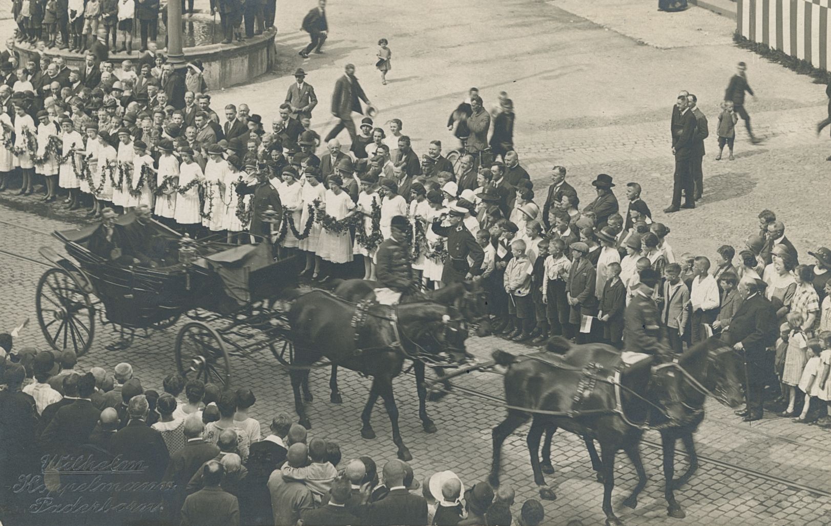 Die Kutsche mit Nuntius Pacelli und Bischof Klein passiert den Kump vor dem Rathaus in Richtung Kamp. (Erzbistumsarchiv Paderborn, C034 - Akten Metropolitankapitel 1945-1981, Nr. 18,2)